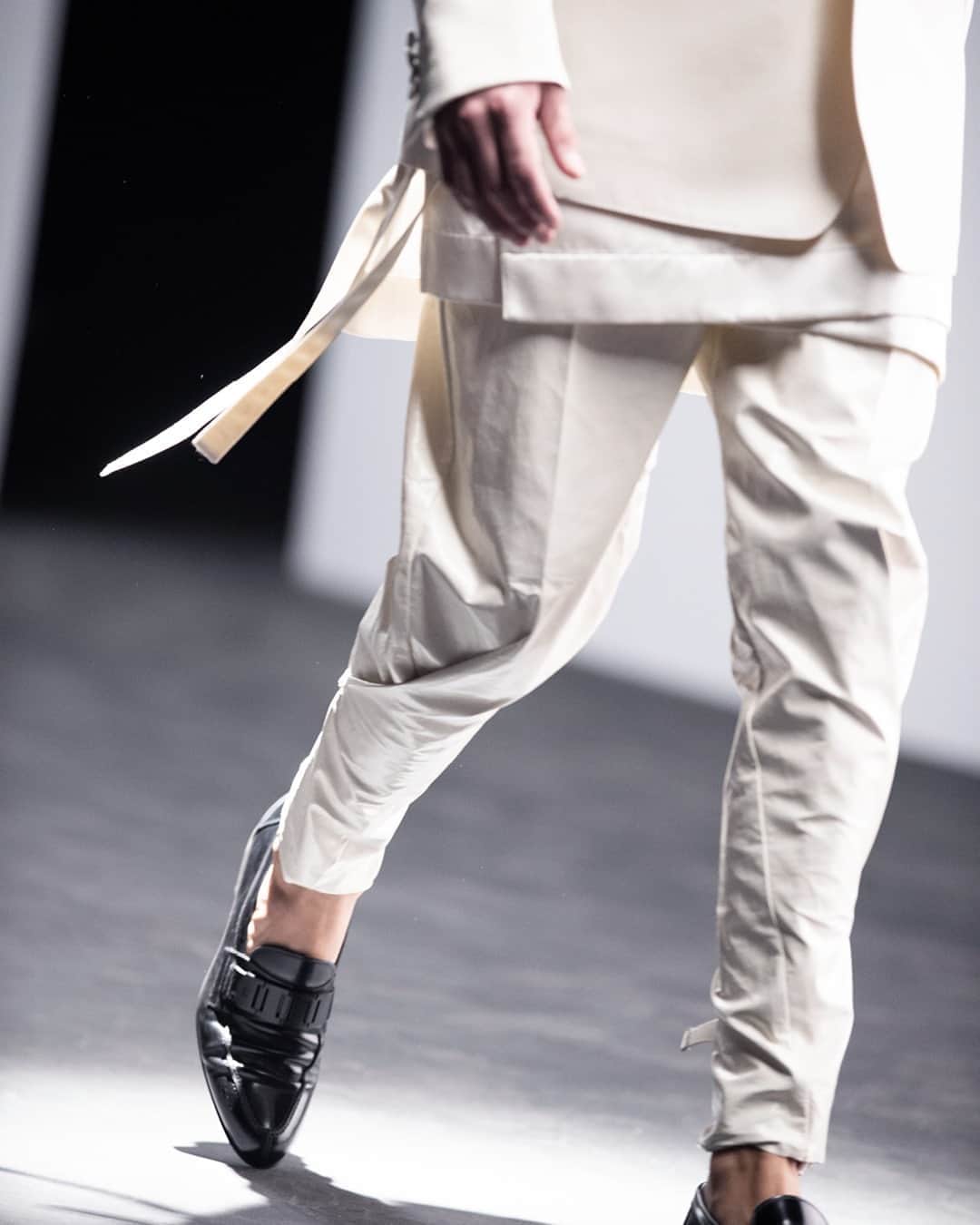のインスタグラム：「SPRING SUMMER 2021 SHOW⁠ LOOK 30 DETAILS⁠ #dunhillSS21⁠ ⁠ The evolution of Dunhill eveningwear. The final look from the show features leather strap trousers, Link loafers and a duchess silk satin wrap shirt. All worn with a wool silk ottoman half-wrap evening jacket.⁠ ⁠ Creative Director: #MarkWeston⁠ Creative Consultant & Stylist: #ElliottSmedley⁠ Photography: @jasonlloydevans⁠ ⁠ DUNHILL.COM」