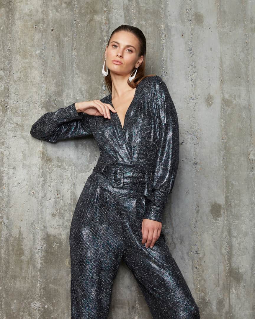 ロザ チャのインスタグラム：「Matching prints: peças com a mesma estampa são ótimas para serem usadas juntas - como o body e a calça com efeito furta-cor. Encontre este look em rosacha.com.br ou nas lojas físicas! (Body ref. 02.17.0070, Calça ref. 18.05.0900 e Brincos ref. 48.28.0659) #rosacha」