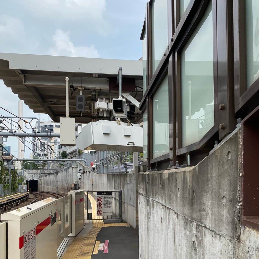 高木三四郎さんのインスタグラム写真 - (高木三四郎Instagram)「階段があると思ったら〜 なかったのよね〜 わざわざ端まで歩きましたよ(笑)。 #代官山駅」10月4日 23時00分 - t346fire