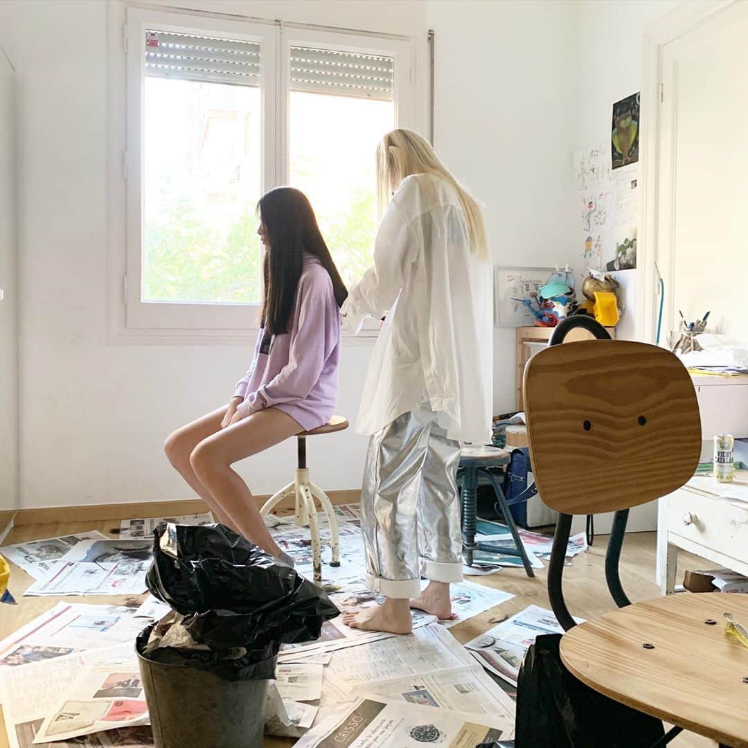 Sachiのインスタグラム：「🪐💛 . Ririkoちゃんの足の長さには感動したなぁ。 会いたいなぁぁ。。 . 旅先でのその国の香りってあるよね。 色もそう。国によってあるよね。 その感度を感じた瞬間好き。 空港に着いた瞬間のあのドキドキ感。 いつかのその日まで、、忘れないでいようそのドキドキ感。 . . 見て感じた物、学んだ事がその人の持ち物。 それは個々にカラーがあるのは当然だよね。 それがまたみんなの魅力だよ。 . 好きな道にはただただひたむきに、たくさんお花を摘みながら進みたい🧠　 . #spain#Europa#travel  #goodtime#family  #biglove#goodmemories  #sachiのanothersky」