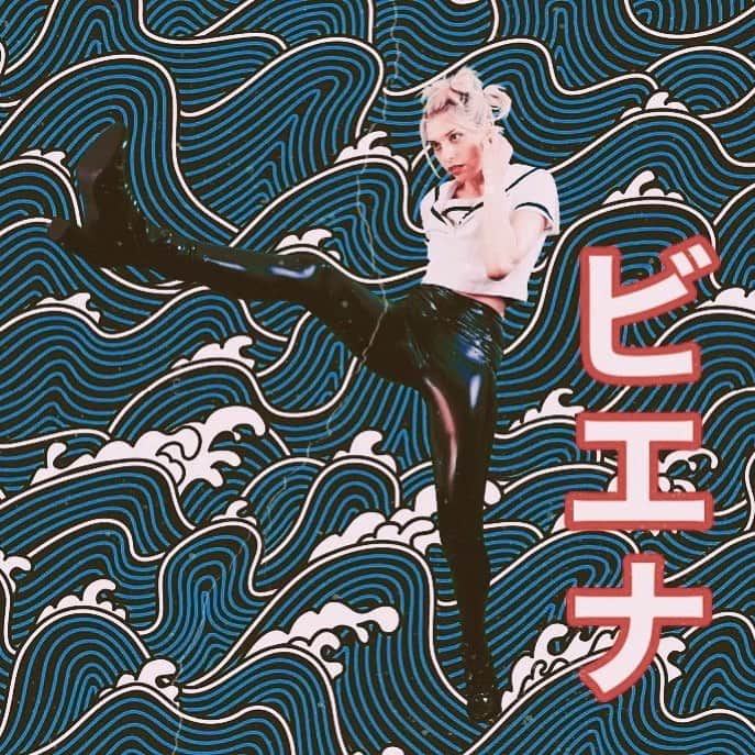 リアンヌのインスタグラム：「Pow💥映画の撮影　 How did I only just discover green screen photo editing now?」