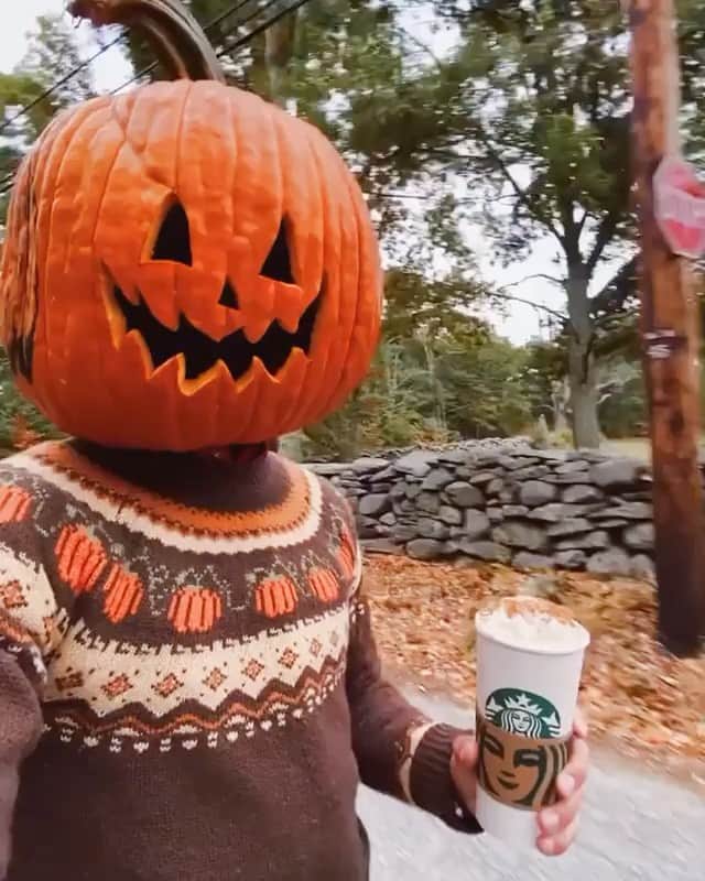 コリン・ハンクスのインスタグラム：「So I am re-upping this Repost from @kjp, cause he was the real guy behind the pumpkin. Still perfect.  • Spooky vibe #420doggface208 #dogface #spooky #halloween #pumpkinspice #starbucks #october #psl #pumpkin」