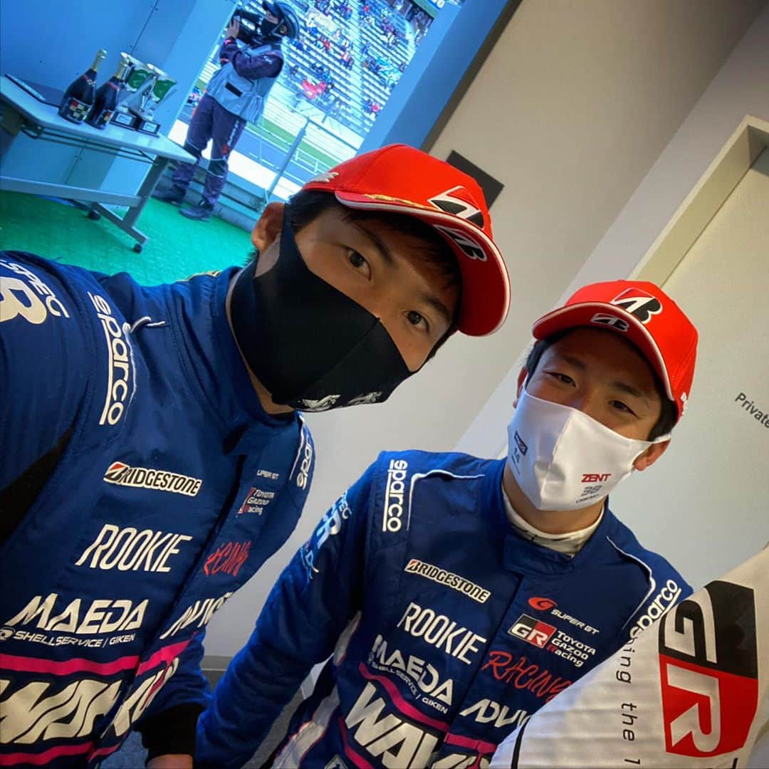 大嶋和也のインスタグラム：「予選が終わったあとはどうなるかと思いましたがレースは上手くいって２位表彰台をゲット出来ました！ これでランキングもトップ！ ここからさらに気合入れて頑張ります！！ #supergt #rookieracing」
