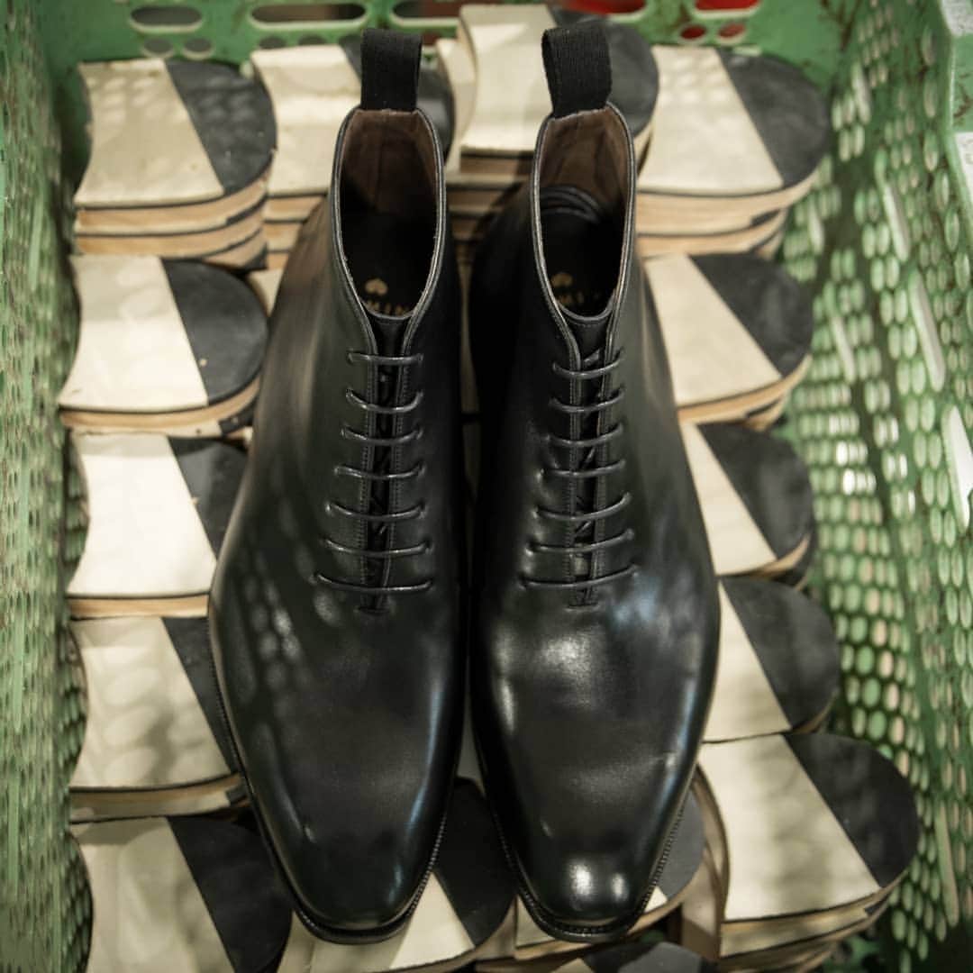 カルミナさんのインスタグラム写真 - (カルミナInstagram)「Wholecut oxford boots 80518 Rain in black box-calf. ​#goodyearwelted #carmina #カルミナ #carminashoemaker #wholecutboots #boots #menboots #handmade #shoestagram #menswear」10月4日 23時15分 - carminashoemaker