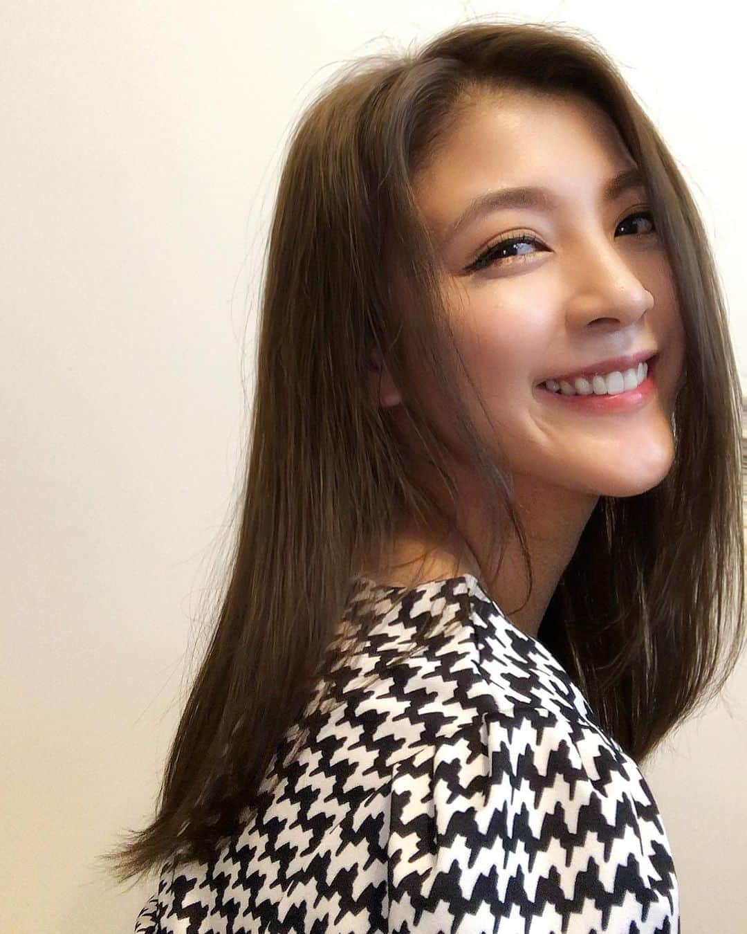 のインスタグラム：「お仕事の前日に美容院行って来てたんだ💇‍♀️ 毎回みんなに褒めてもらえる素敵な髪色にしてくれるの🥺💓 いつもありがとうございます☺️ @nave0831  . #ヘアカラー #haircolor  #アッシュカラー #ashcolor  #hair #hairstyle #hairsalon #haircare」