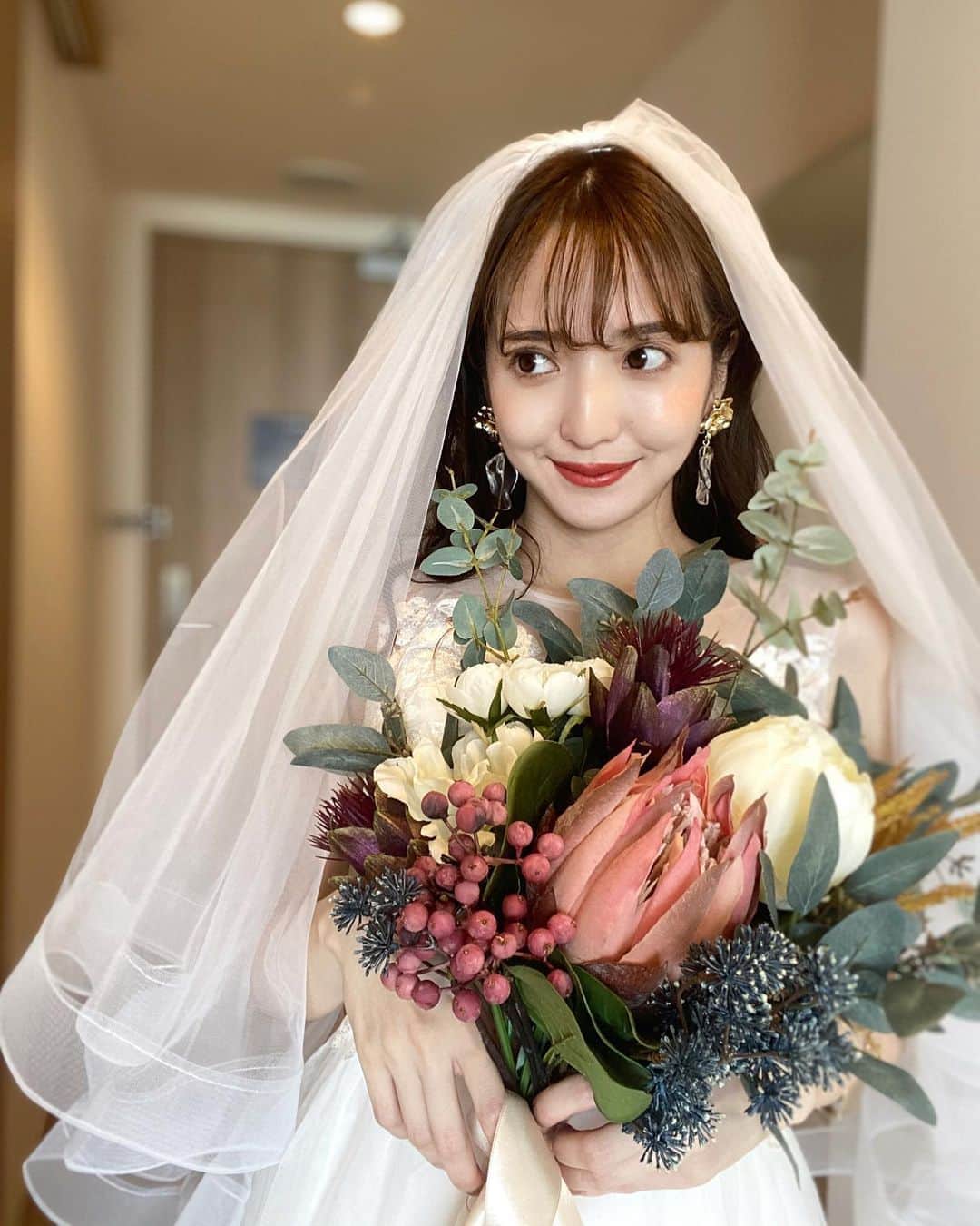 平木愛美のインスタグラム：「【ご報告】 アーティフィシャルフローリストとして、活動をスタート致します。 @artificialflower_macheri   まずは最初はブーケのレンタル＆販売から開始致します。 10月8日より上記アカウントにて ご注文の受付をスタート予定です！！！🌼💖🌈💕💐 . . まず、今回結婚のご報告ようの彼との写真は結婚式の"前撮り"とはまたイメージがちがって、ほんとに"ご報告よう"に、ドレスもネットで、海などでも傷みを気にせずすむように…簡単なものを探し🤍 ヘアメイクもカメラも自分たちでセルフでしたり🕊  ただ、ひとつ、ブーケにだけはこだわりたくて。 色々とリサーチした結果"アーティフィシャルフラワー"というものに出会いました。 生花が大好きでそれまでは造花というものに惹かれたこともなかったのですが、このartifrcial flowerは 〜ワンランク上の上質な造花〜 とのことでまるで本物の生花のような可愛さにまず惹かれ…💕  でもその時はもちろん、自分がお仕事として携わるなんて考えてもいなかったのですが、 実際オリジナルでブーケを自分で作成した際に、  びびび。っときて。💐  女性の幸せに携われること。そして、このアーティフィシャルフラワーはウエディングのブーケはもちろん、ウェルカムボード、、、 . 例えば大切な人へのお祝い、贈り物だったり。お部屋に飾るお花。成人式の髪飾り。花束や花瓶やリースだったり、artifrcial flowerをつかったアート。 （先程女性の、と言いましたが男性のかたももちろん👨🏼） 本当になんでも！！！！！💓 . 個人だけでなく例えばマンションのエントランス、企業さまの会社や店舗ディスプレイ、ブランドさんの展示会や撮影などでも、携われるような、素敵なお花をつくっていきたいと思っております。 . 色んな可能性があることにワクワクしております💫  皆さんのhappyの瞬間にすこしでも携われたら、幸せだなぁと。  ゆくゆくはオーダーブーケを受け付けたり、都内や地方でイベントを開催し、みなさんとワークショップで例えばブーケやリースを作ったり💞 お茶会をしながら一緒にクリスマスリースを、作成したり。 それこそ、ずっと応援してくださってる大切な皆さんとの楽しい時間になったらいいな🌼☕️ だったり。本当たくさんのワクワクを考えております。  今年はコロナの流行で結婚式の延期など、試練を乗り越えられた花嫁さんなども多いのではないかと思うのですが （わたしも結婚式はこのご時世ではいまはできないとなり、来年あたりに考えています。🕊💍👰🤵🤍）  でもそんな花嫁さんにも、例えば、おうちで。旦那さまと私服でも。この花束と一緒に、セルフィーででも写真を撮ってもらえたら、 ひとつの素敵な思い出や記念、happyなものになるんじゃないかなぁ🧡 と考えたり。  他にも例えば、大切なbabyやお子様のなにかの記念日やニューボーンフォトとして、可愛いお花を一緒に添えてもらうと、それもひとつの素敵な写真に、思い出になるのでは。💞👧🏼👦🏼👶🏻🌟  などなど。色んなワクワクがたくさん浮かんで。  "私、アーティフィシャルフラワーに携わりたい" という思いに本当に導かれるように出会いました。  ブーケひとつひとつに愛を込めて。 だれかの何か大切な思い出のひとつにのこせてもらえたらなぁと。  そこからはすぐに行動に移り、着々と準備を進めてまいりました！！  モデルのお仕事も、軸に、生かしながら、精進してまいります。✨✨」