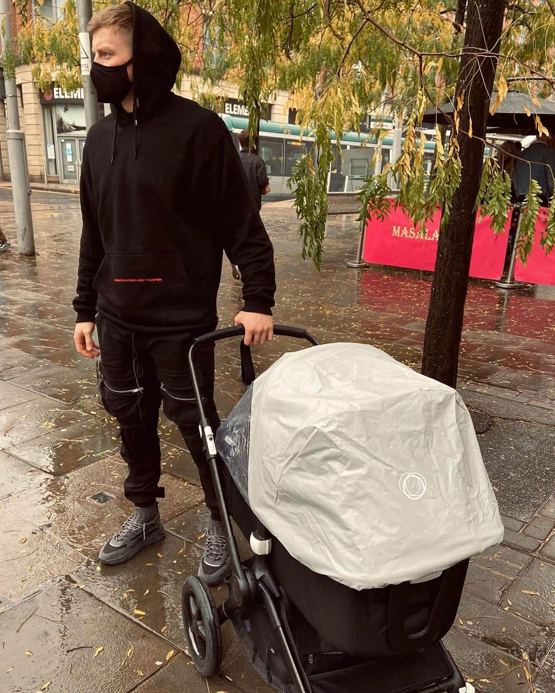 アダム・ピーティさんのインスタグラム写真 - (アダム・ピーティInstagram)「Loving George-Anderson’s new @bugaboostrollers / Ultra- Lightweight and All-Terrain we can take him pretty much anywhere. It gives us ease knowing that we can see him and he can see us even with the hood all the way down whilst maintaining that he can breathe in the fresh country air 🌧 A stroller for every occasion without the comprise. #fox2 #gifted」10月4日 23時30分 - adam_peaty