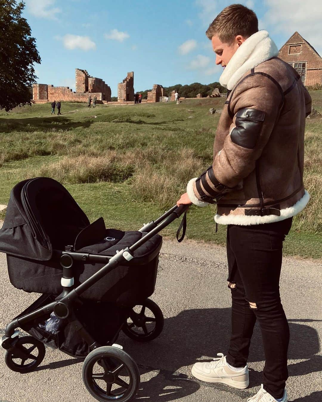 アダム・ピーティさんのインスタグラム写真 - (アダム・ピーティInstagram)「Loving George-Anderson’s new @bugaboostrollers / Ultra- Lightweight and All-Terrain we can take him pretty much anywhere. It gives us ease knowing that we can see him and he can see us even with the hood all the way down whilst maintaining that he can breathe in the fresh country air 🌧 A stroller for every occasion without the comprise. #fox2 #gifted」10月4日 23時30分 - adam_peaty