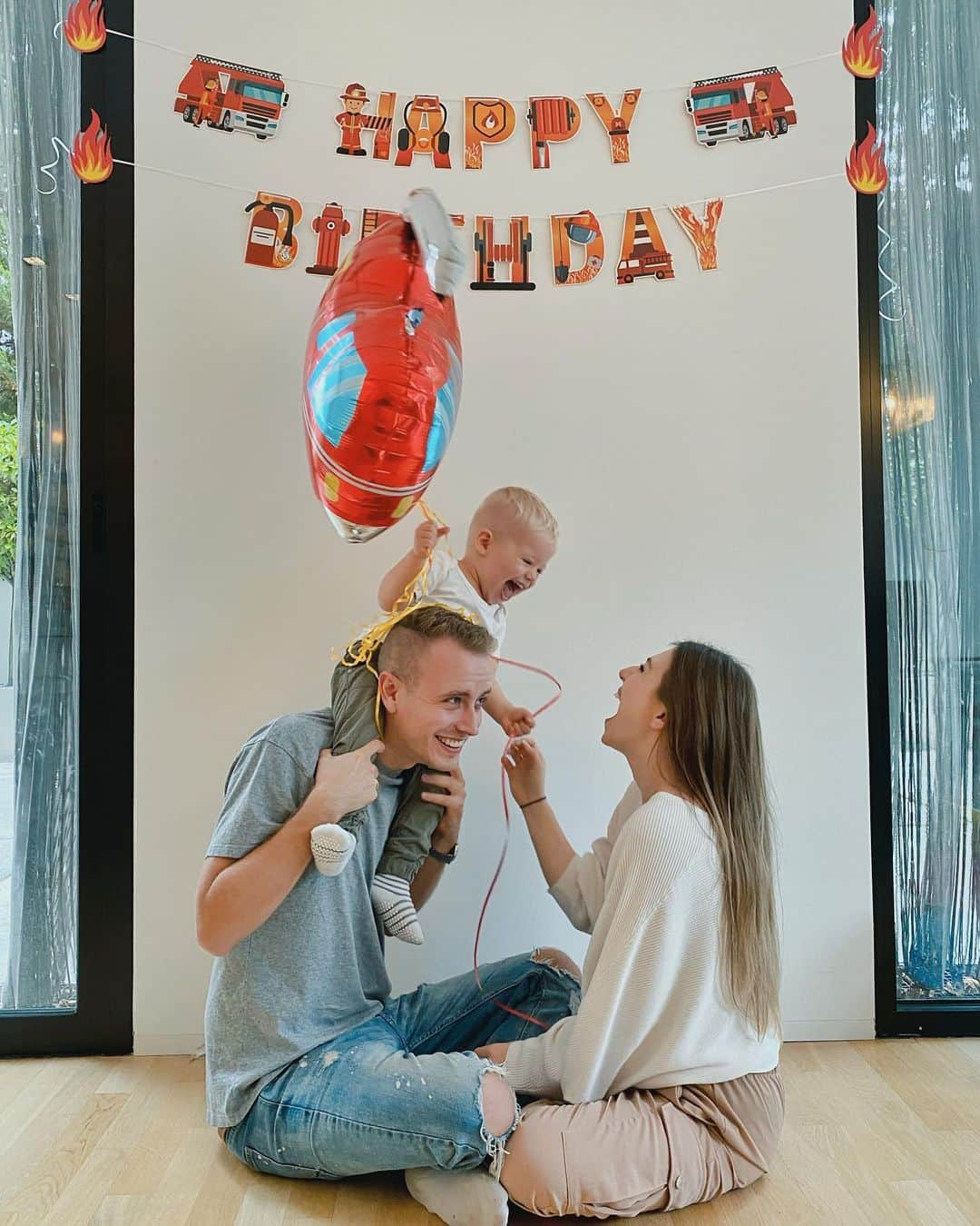 Bibiのインスタグラム：「Happy Birthday Lio 🚒 Wow, jetzt ist mein kleiner Mann schon 2... Ich kann es gar nicht glauben, wie schnell die Zeit vergeht.  Mama und Papa lieben dich, du kleiner Strahlemann 😌❤️」