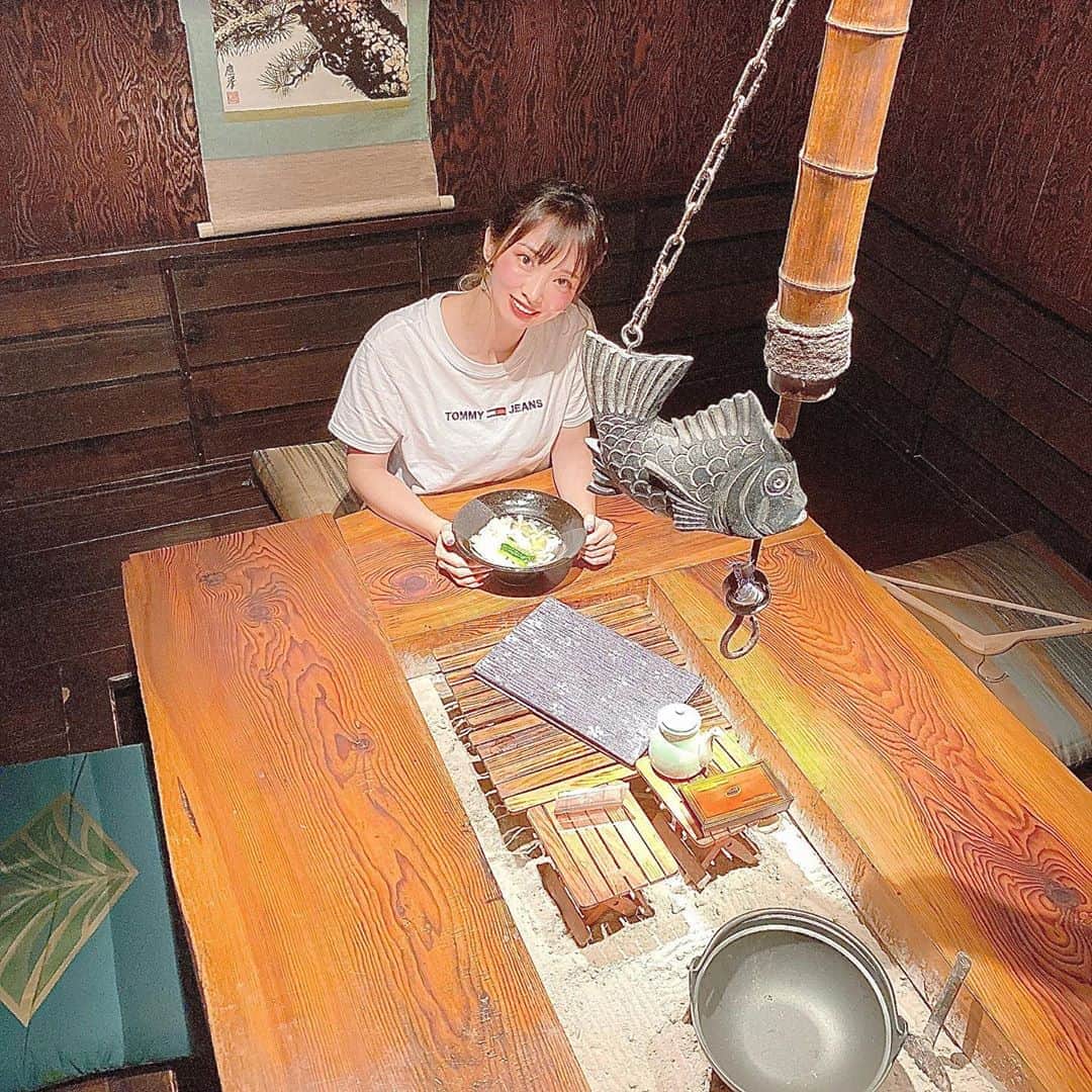 恵美さんのインスタグラム写真 - (恵美Instagram)「新宿のいろり酒場さぶろく @saburoku_shinjuku  で新メニューの鯛出汁うどんをいただきました😋 . お店には囲炉裏があり、 入った瞬間、まるで旅館に来たような気持ちになりました✨ . 鯛出汁うどんは 店主自家製の手打ち麺と鯛の出汁が本当によく合って ほっとする優しいお味🥰 . 最後には素材の味を活かした ぜんざいも出していただき、 心休まるディナータイムになりました🍀 . #さぶろく #新宿居酒屋 #新宿うどん #新宿日本酒 #pr #model #モデル #japanesemodel #恵美」10月4日 23時24分 - emi_florence819