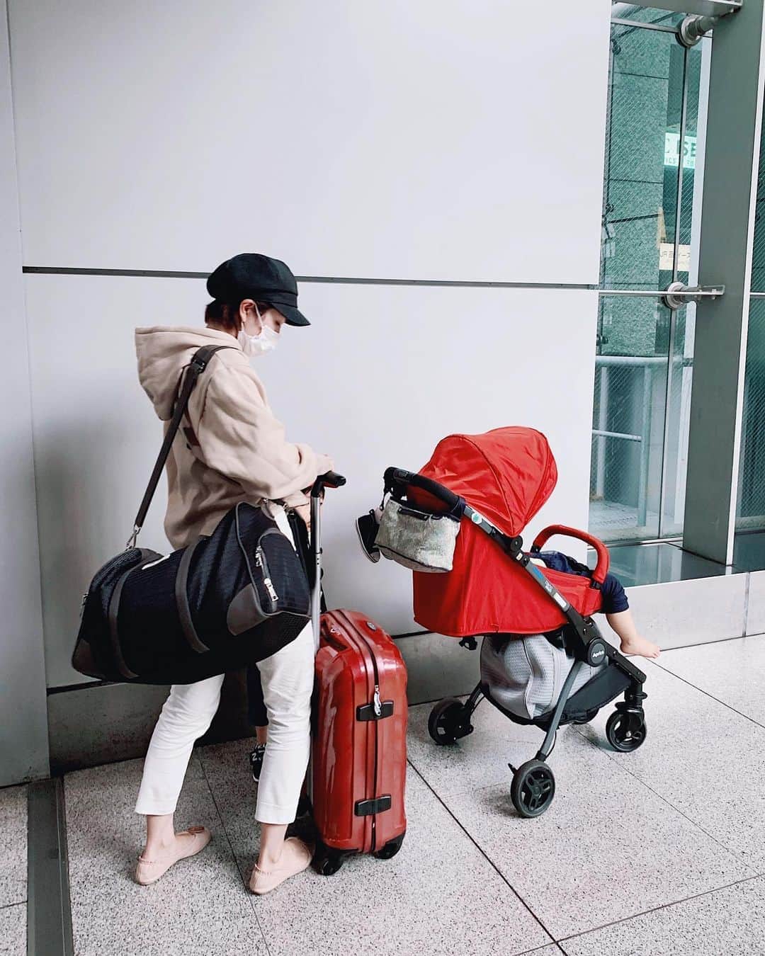 のインスタグラム：「finally back in hometown🏠 週末、広島に帰省しました🚅 帰省のタイミングについてはずっと悩んでいましたが、次がいつになるか分からないので、思い切ってこのタイミングで長期の帰省にしました。 まずは実家でしばらく自粛生活をして、後々会いたい人に少しでも会えたらいいなと思います。 母も子供達も感動の再会に喜びが爆発していました✨ しばらくのんびり過ごそうと思います🍵  今回の帰省は私と子供たちだけなので、荷物も最小限に。 小さめのスーツケースにバッグが2つ🧳 アンバサダーを務めさせていただいている @qbag_japan から新登場したボストンバッグも早速活躍しています💓 軽くて洗えるnestシリーズのボストンバッグは見た目もスタイリッシュで、シューズポケットまであって機能性も抜群！ 先日の1泊旅行でも家族4人分の荷物がしっかり入りました✨  【#ootd 】 tops… @titivatejp  pants… #riana cap… @moussyofficial  shoes… @toryburch  bag… @qbag_japan  suitcase… @mysamsonite   #帰省 #qbag #enorme #ママバッグ #旅行バッグ #旅コーデ」