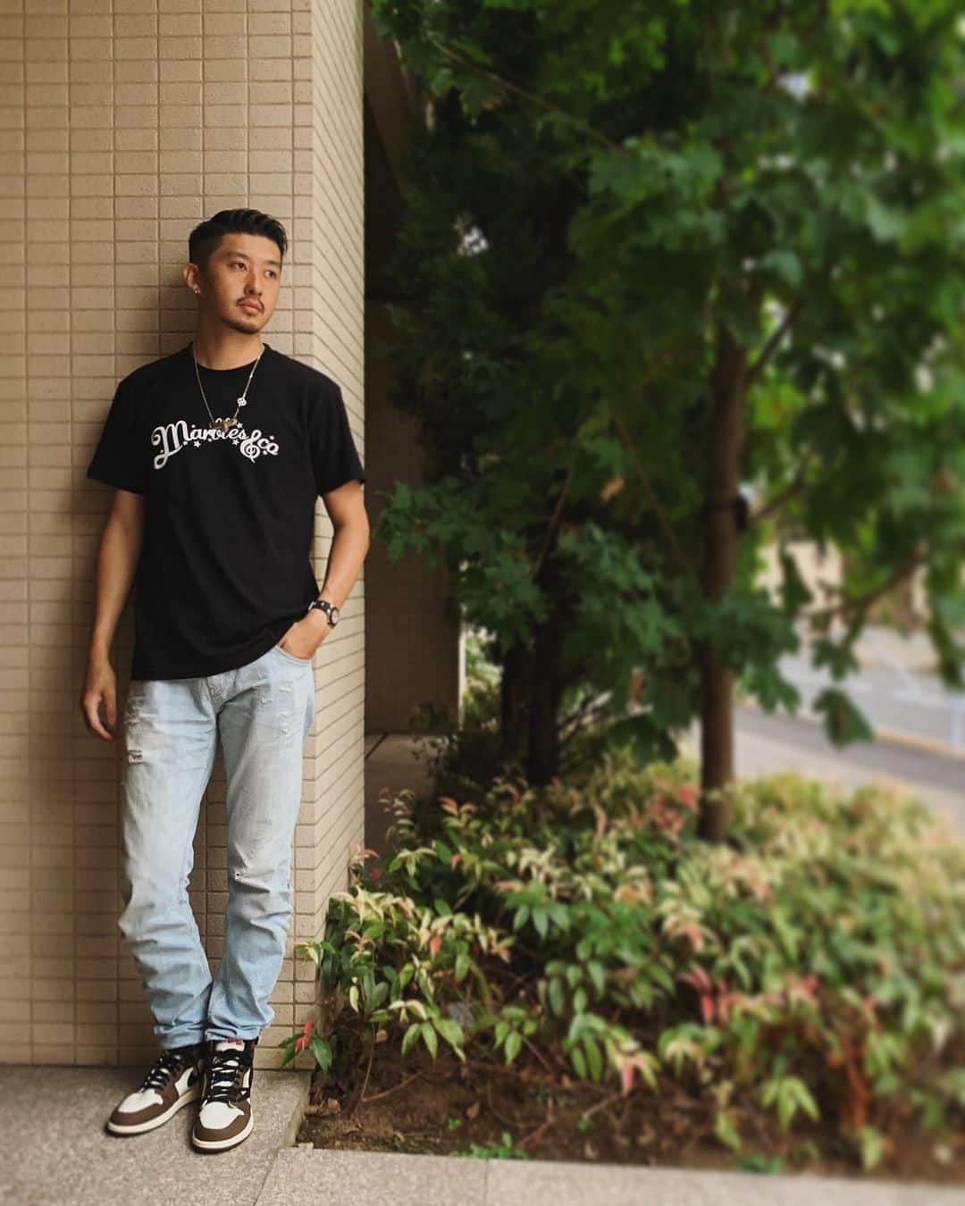 柴田翔平のインスタグラム：「Tシャツ日和が恋しい🏝 ・ tops @marbles_official  pants @levis_japan  shoes @niketokyo @nike @travisscott  #ootd #marblesofficial #travisscottjordan1」