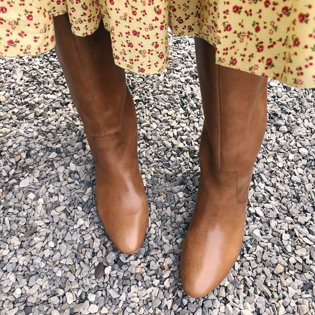 レフラーランドールのインスタグラム：「@jessie_loeffler_randall wears her new favorite Gia, our beautiful safari color vachetta from Italy.」