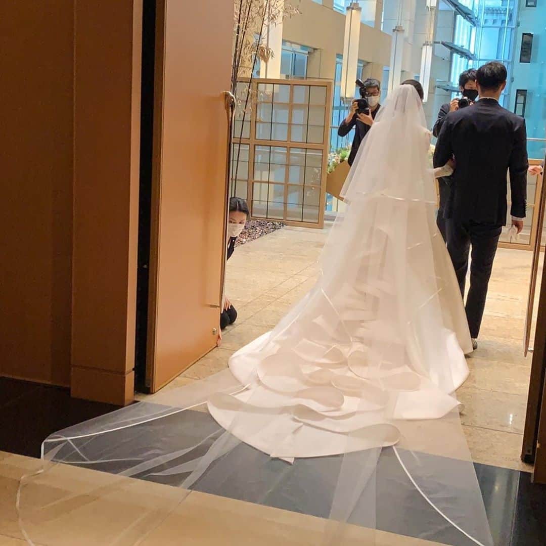 金子雅紀さんのインスタグラム写真 - (金子雅紀Instagram)「2017年12月24日に入籍して以来、約3年間結婚生活を続けて来ましたが、昨日ようやく「マンダリンオリエンタル東京」で結婚式を挙げることができました！ このような状況下で、結婚式を延期しようかと考えた時期が何度もありましたが、徹底した感染症対策のもと、開催できて本当に良かったです！ ご参加くださった皆様、お祝いのお言葉をくださった皆様ありがとうございました！また、式の開催にあたり、多大なるご協力をいただいたホテルのスタッフの方々にも感謝しております。 マンダリンオリエンタル東京での結婚式は、本当に最高でした。 2020.10.03 #mandarinorientaltokyo  #mandarinwedding」10月4日 23時41分 - masaki_kaneko_