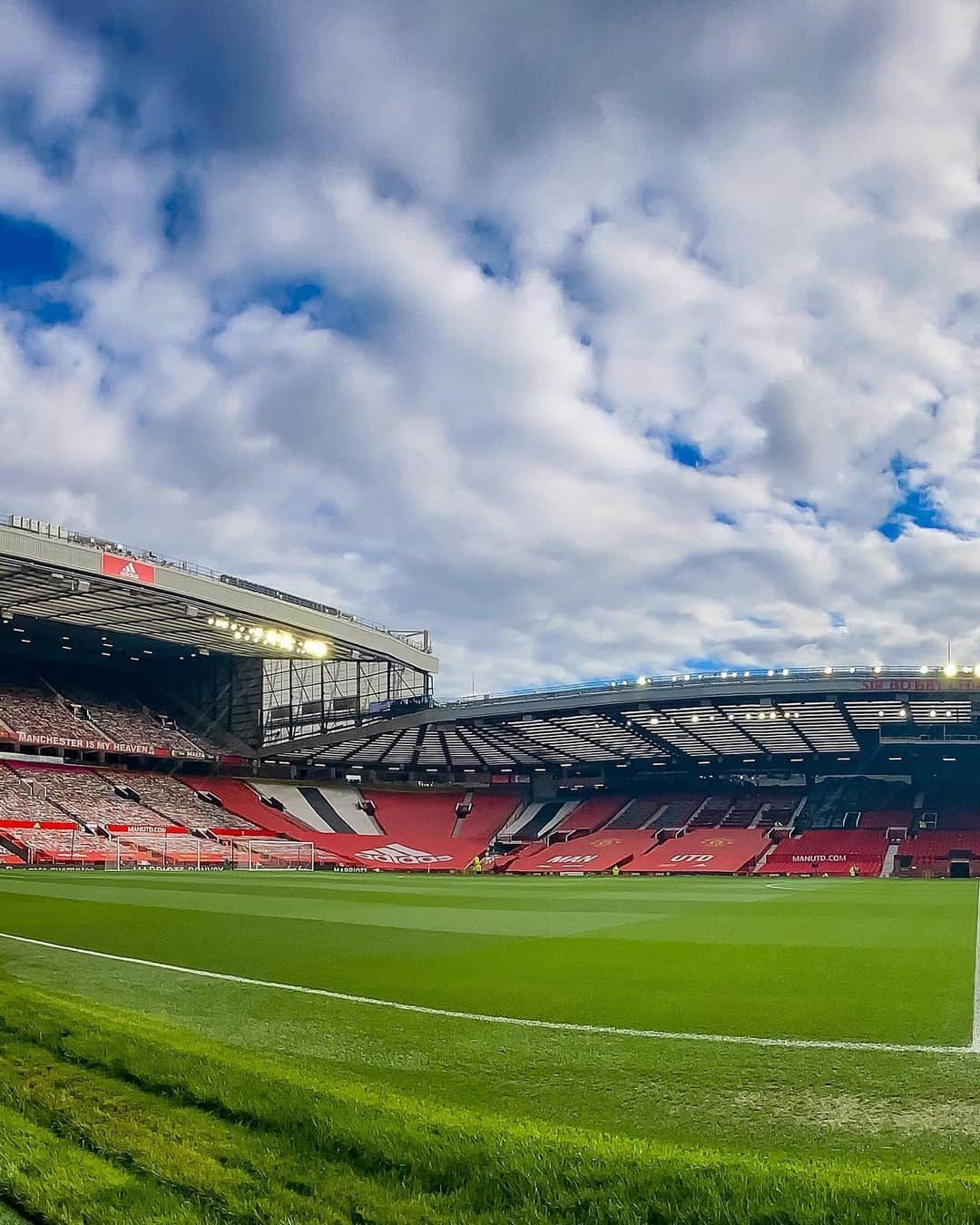 マンチェスター・ユナイテッドさんのインスタグラム写真 - (マンチェスター・ユナイテッドInstagram)「The stage is set 📍 #MUFC #PremierLeague」10月4日 23時42分 - manchesterunited