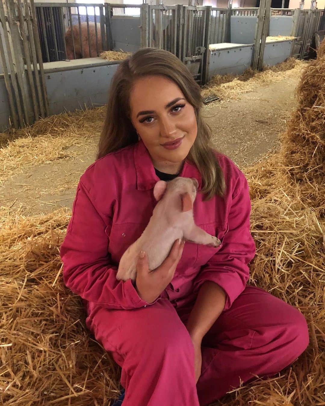 Pleun Bierboomsのインスタグラム：「Baby pigs for my birthday @lisavanroosmale 💗」
