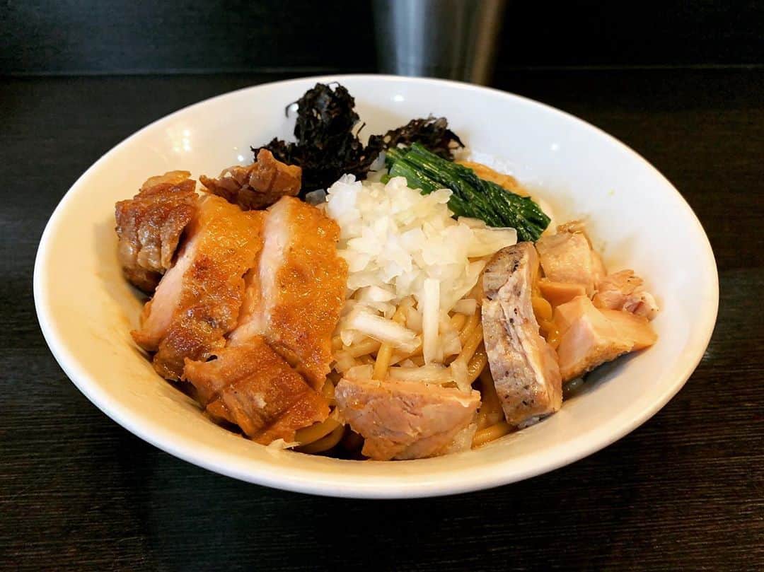 桜井誠のインスタグラム：「SUSURU君と、陽はまたのぼる店主、大川君に食べてもらったコラボまぜそば！ こんなに美しく仕上げてもらって感謝感激！ お世辞でもちょめめがもらえて感無量😭  #桜井食堂  #ラーメン　#susuru_tv」