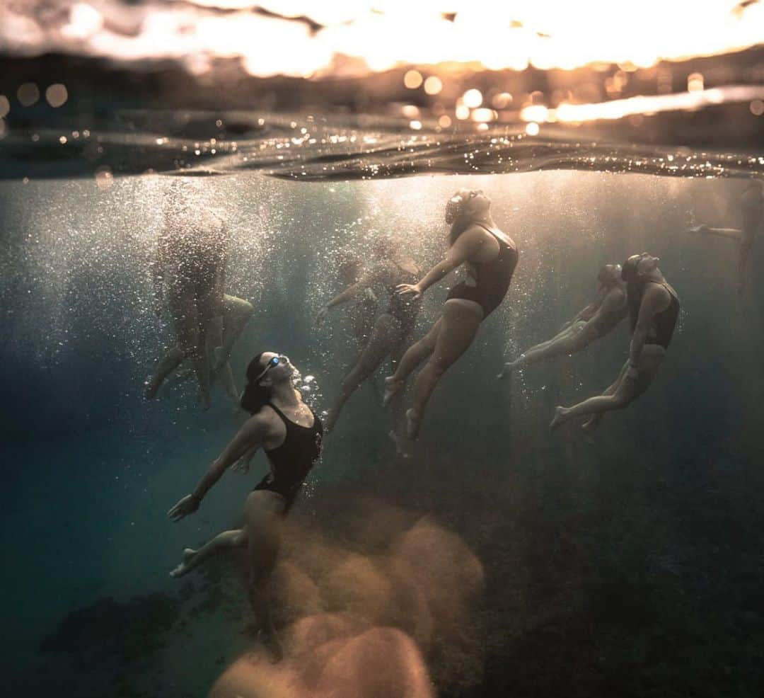 ヴィルジニー・デデューさんのインスタグラム写真 - (ヴィルジニー・デデューInstagram)「💙 BREATHE 🌎 • 📸 @alexvoyer_fisheye @natationartistique • Up & Down L’envie de respirer : un quotidien en synchro .... l’apnée s’apprend et s’entretient !! Elle apporte aussi le CALME - Alors ne pas avoir peur juste y aller par étape.. ENJOY #danslemondedusilence  • #Team @margaux.chretien @marinem13 @lauraauge @stef.louis @margo_kye @celia_pignol @caaaaaaam_s @kry_m @mariyon.f @mini__laura  • #mermaid #waterphotography #underwater #underwaterphotography #talent #inspiration #athlete #danser #synchro #synchrogirls #synchronizedswimming #artisticswimming #natationsynchronisée #natationartistique #plusfortgraceausport #swimmer #deep #sea #calanques @parc_national_des_calanques @calanques_marseille @calanques_et_voyages #artist #partage #artisticproject」10月4日 23時49分 - virginie_dedieuoff