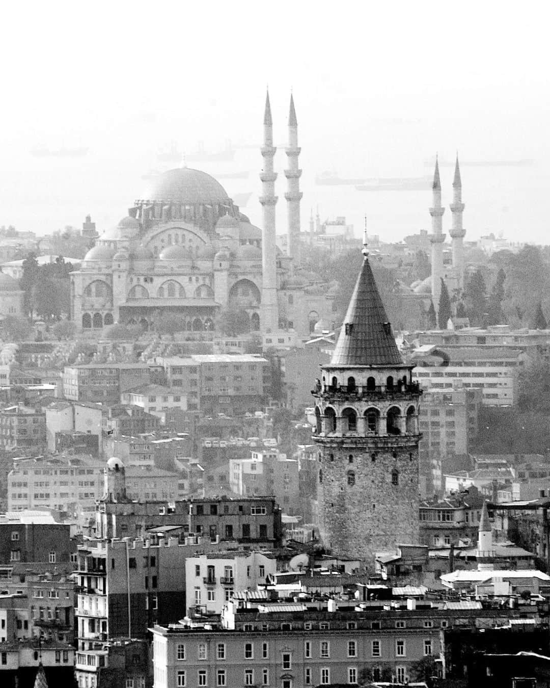 Mustafa Sevenのインスタグラム：「#Istanbul un en sevdiğim açılarından bir tanesi bu. İki dev bir arada. Galata Kulesi ve Süleymaniye Camii. Fotografı 2004 yılının Kasım ayında çekmişim. 16 yıl geçmiş ama zamansızlığından bir şey eksilmemiş :)) #StoryOfIstanbul #GalataTower #SuleymaniyeMosque」