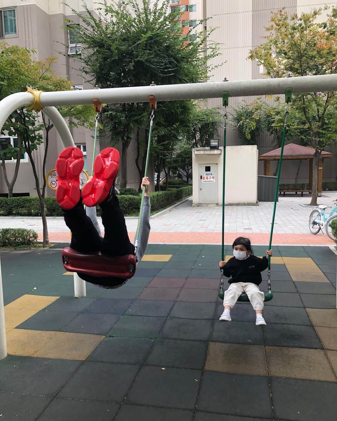 パク・ジョンチョルのインスタグラム：「아빠가 왜저러는지 ㅉㅉㅉ #재밌는아빠예요 #햄보케💕」