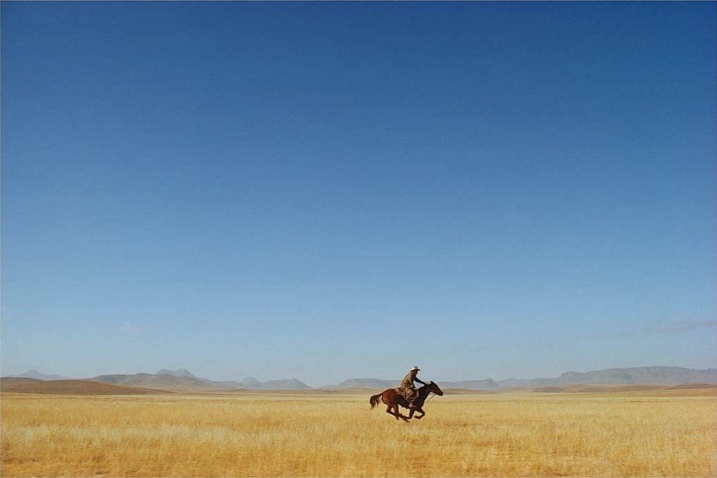 thephotosocietyさんのインスタグラム写真 - (thephotosocietyInstagram)「Photo by @williamalbertallard – Lone Rider / Texas, 1974 “This is perhaps one of my most iconic images, certainly of my work on the American West. If I have one single image that kind of sums up my feeling about the American West it is probably this picture. Wide open spaces, men and horses. Solitude.” Long-time National Geographic contributor @williamalbertallard is offering this print along with others, as part of his annual flash sale. This flash sale print is a 6” x 9” image on a 9” x 11” paper. It is produced with archival ink on archival watercolor paper and signed with graphite pencil on the front border. It is a perfect gift for a young aspiring photographer or anyone who loves photography. To see more, visit www.williamalbertallardflashsale.com or visit @williamalbertallard and click on the link is bio. #americanwest #vanishingbreed #cowboy #horse #texas」10月4日 23時57分 - thephotosociety