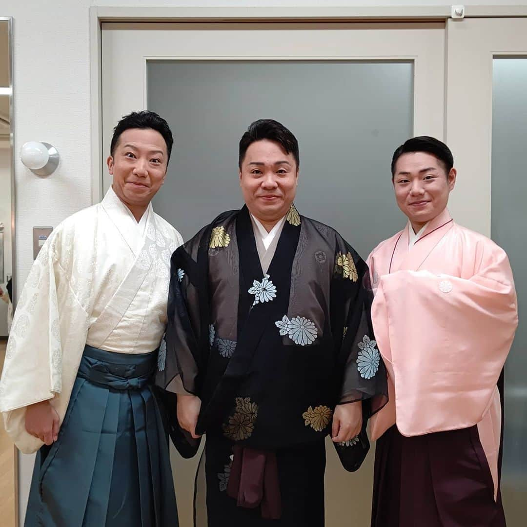 藤間勘十郎さんのインスタグラム写真 - (藤間勘十郎Instagram)「春秋座花形舞踊公演終わりました！御来場頂いた皆様、誠にありがとうございます。 市川猿之助という役者と舞台に立つと何故か興奮して、嬉しくなって笑顔になってしまう。そんな人です🎵歌舞伎役者に中に私一人入っての舞踊公演～✴️かなり緊張しましたが、自分の足るさを知る本当に良い機会で！更に勉強します‼️とりあえず、役として作品のなかに生きるのに精一杯で(笑)色々ハプニングもありましたが…最後の悪太郎は楽しく踊れて幕を切ることが出来ました‼️檜垣も又再演したいです‼️いつかは祖母に追い付きたい！そんな思いです🎵  #春秋座 #市川猿之助 #藤間勘十郎」10月4日 23時58分 - kanjurofujima