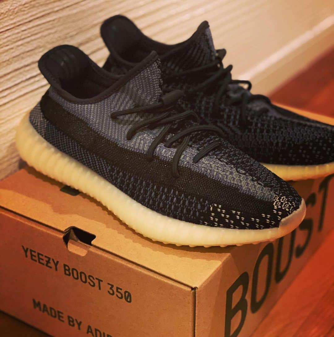 峰竜太さんのインスタグラム写真 - (峰竜太Instagram)「YEEZYBOOST350V2ADULTS COOOOOOL‼️ なんかシューレース変わってるやん！ 繋がってるし！ いい感じ😚 #yeezyboost350v2  #adults #cool  #kicks  #スーツに合うやつ #いや合ってないけど #丸亀はこれにしよか #新作は定価買い #当選楽勝」10月4日 23時59分 - ryuta.4320