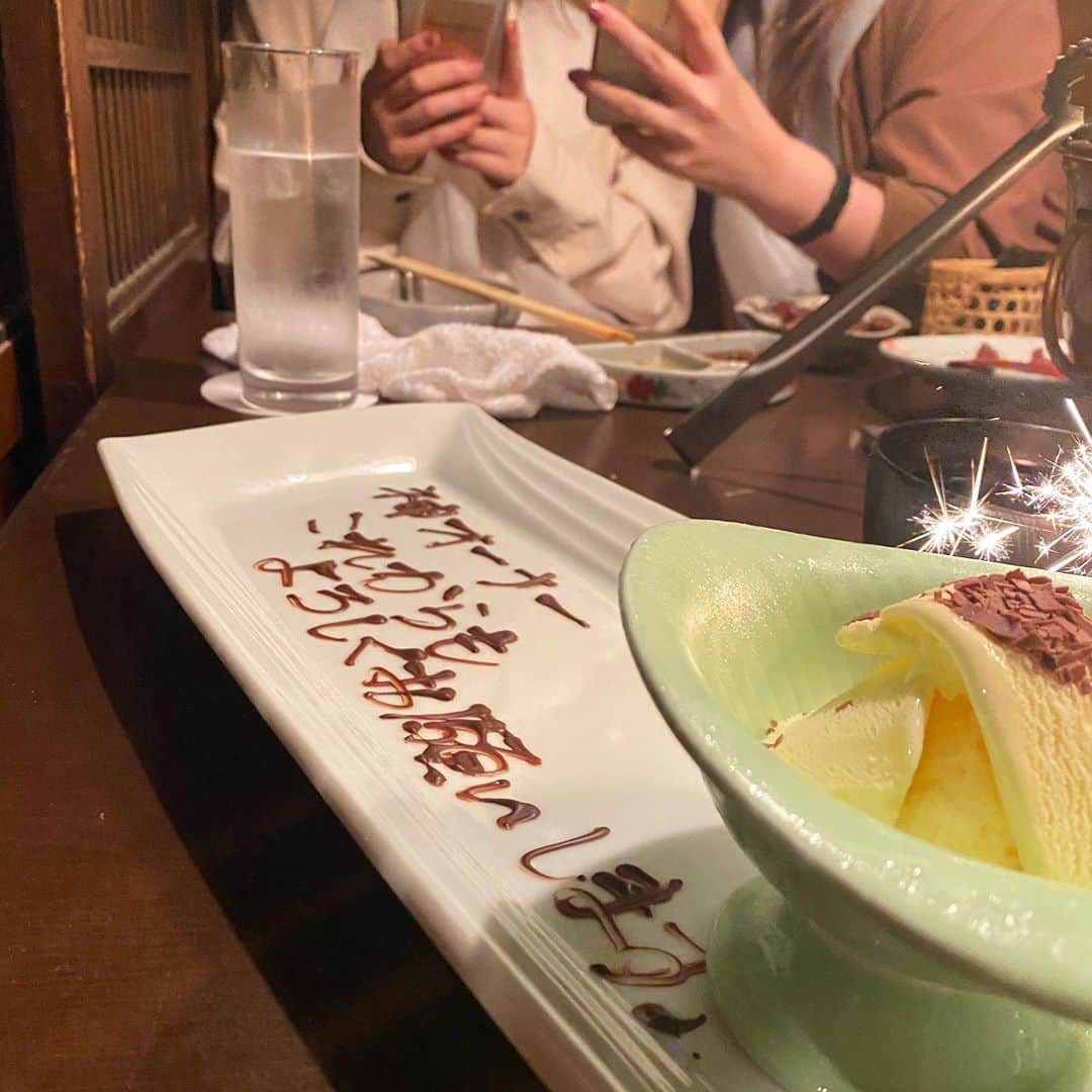 Ryosuke Sugayaのインスタグラム：「「あなたはなぜ今の会社で働いているんですか？」﻿ ﻿ これに明確な言葉で答えられる日本人は2割しかない。﻿ ﻿ アメリカ人は8割の人がはっきりと答えれる﻿ ﻿ バブルが崩壊してから﻿ ﻿ 僕ら日本人は、生きるために働いている。﻿ ﻿ マネジメントやコーチングなど、﻿ ﻿ 目標という目に見えるものをおって。﻿ ﻿ そんな日々に疲弊し、ストレス社会なんて言葉ができたのかもしれない﻿ ﻿ どれだけ高い目標をかかげても、なぜその目標を達成するのか？﻿ ﻿ 明確な目的がないと人は行動しないし、﻿ ﻿ 達成感、生きがいは生まれない。﻿ ﻿ それは、きっとリーダー、経営者が悪いんだとおもう。﻿ ﻿ 明確な目標はかかげるけど、目的を伝えてない﻿ ﻿ なぜ、それをするのか？　﻿ ﻿ それをしたらどんなことがおきるのか？﻿ ﻿ ただ、すべてリーダーの責任ではないとおもう﻿ ﻿ 一人一人が今にフォーカスして﻿ ﻿ 「なぜ、ここにいるのか？なぜ、明日仕事に行くのか？なぜ、働くのか？」﻿ ﻿ 令和は目標ではなく、目的を持って生きることが大事だとおもう。﻿ ﻿ ライスワークではなく、ライフワーク。﻿ ﻿ ご飯のために働くのでなく﻿ ﻿ 人生を豊かにし、人間性を高めるために働く時代﻿ ﻿ 僕らの時代はそんな時代にしなきゃいけない！﻿ ﻿ ﻿#えりこちあきありがとう #目標達成したよねって五回ぐらい伝えて #強引につれていってもらいました ﻿#いつもありがとう  ﻿」