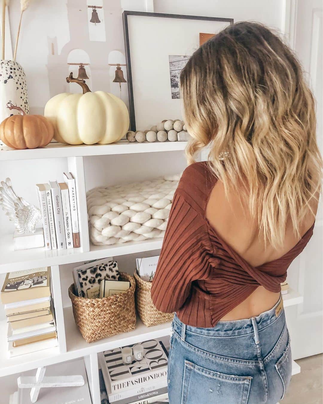 Stephanie Sterjovskiさんのインスタグラム写真 - (Stephanie SterjovskiInstagram)「What are you currently reading? Looking for new books! I love light reads, faith-based or self development! Happy Sunday Loves ✨ . Open back sweater & denim from @revolve linked in the @liketoknow.it app: http://liketk.it/2XXpE @liketoknow.it #liketkit #StayHomeWithLTK #LTKhome #REVOLVEme #outfitoftoday #fallsweaters #jollyabode #bookcase #shelfie #indigofaves」10月5日 0時02分 - stephsjolly