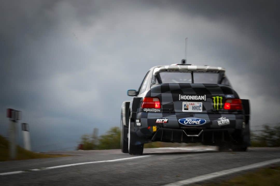 ケン・ブロックさんのインスタグラム写真 - (ケン・ブロックInstagram)「We had a helluva day of racing yesterday, here on day 2 of Rally Legend! Started the day with my favorite stage of this race and a nice lead on our competition - but we ran into some mechanical issues which slowed our pace a bit. Team Director @DerekDauncey and the Hoonigan Racing team quickly address the issues and we made some setup changes on my Ford Escort RS Cossie V2. @AlexGelsomino and I then put down some blistering runs and added some extra seconds on our lead. Ready to take on the last 4 stages today! #RallyLegends2020 #BlockEscortCossiev2 #CossieWorldTour」10月5日 0時07分 - kblock43