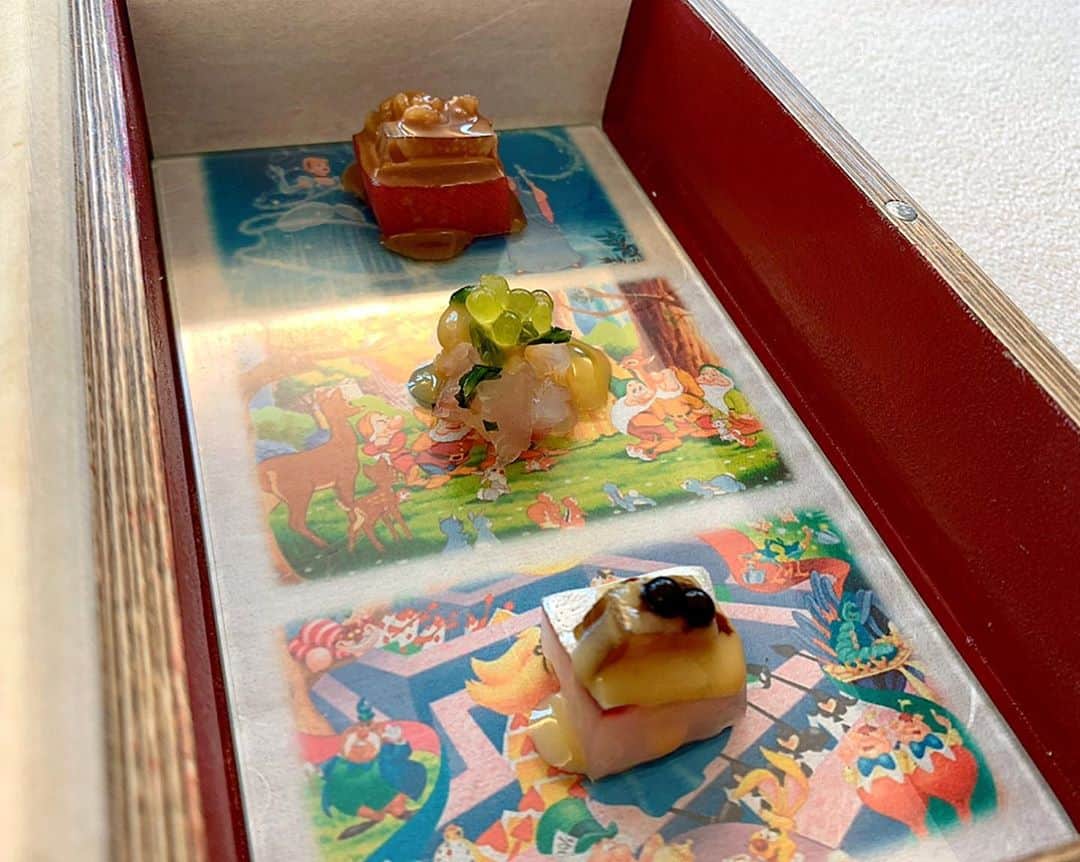 百合華さんのインスタグラム写真 - (百合華Instagram)「京都嵐山にひっそりと佇む京料理×フレンチのイノベーティブフュージョン『嵐山 MITATE』にて女子会ランチタイム🍽💕 ﻿ ﻿ 今回は３人のプリンセスの物語をテーマにしたメルヘンなランチコース＆香りペアリングをいただきました🥂💕 ﻿ 絵の具のパレットのような芸術的八寸🎨 ﻿ 運ばれてきた本を開けるとそこにはプリンセスなお造り３種盛✨  お料理に寄り添うように考案されている香りペアリングによって、お口の中で更にミタテシェフの世界観が広がります💖 ﻿ ディナーコースの続きはまた次回UP致します💋 ﻿ #japan﻿ #日本﻿ #kyoto ﻿ #京都﻿ #嵐山﻿ #和食﻿ #フレンチ﻿ #イノベーティブフュージョン ﻿ #innovativefusion ﻿ #嵐山mitate ﻿ #lunchtime  #ランチタイム﻿ #princess #プリンセス #ペアリング #コース料理 ﻿ #コース仕立て﻿ #天使の海老 #世界観 #魔法﻿ #八寸﻿ #御祝い #女子会 #女子会ランチ #美食 #美食家 #aumoグルメ」10月5日 0時15分 - yurika.lovelily