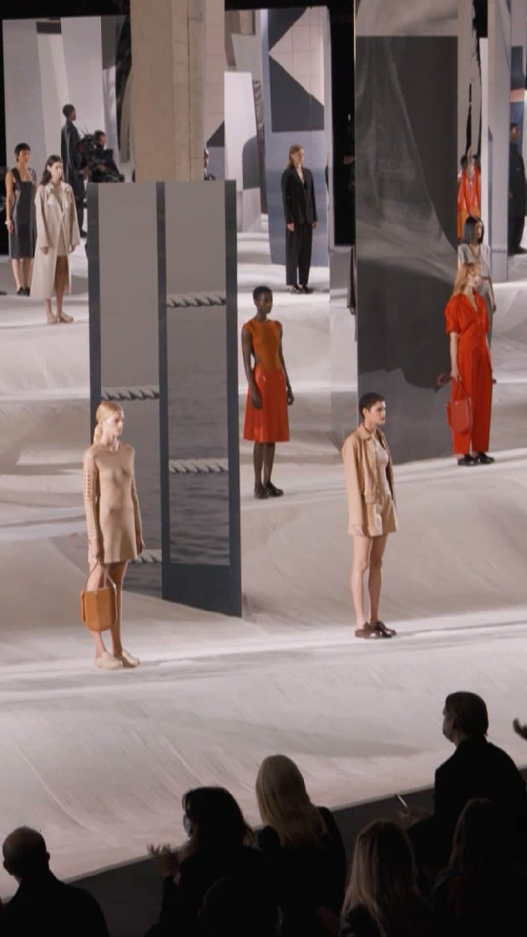 のインスタグラム：「Watch the replay.  #SpringSummer2021 #Hermes #HermesFemme」
