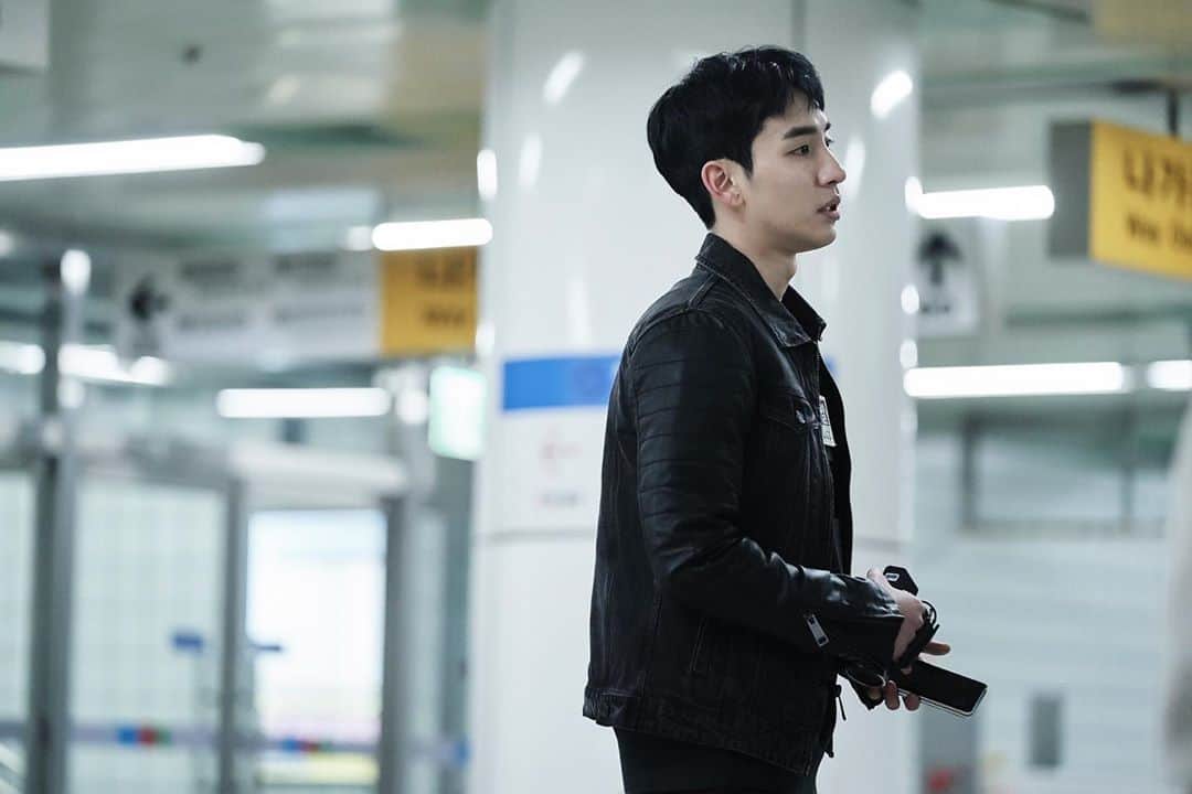 ソン・ジホのインスタグラム：「#비밀의숲 시즌 1에 이어 시즌2에도 참여 할 수 있게 되어 너무 영광이고 감사한 시간이었습니다. 코로나 여파로 제한적인 촬영 환경 뿐만 아니라 선배님들 동료들과 단체사진 한컷, 쫑파티 한번 못한 채 끝나 섭섭한 마음입니다. 어려운 시기에 감독님, 작가님 이하 비숲 모든 스텝분들 너무 고생하셨습니다.   시즌3도 나오길 바라며 그동안 애청해주셔서 감사합니다 아! 그리고 순창이도 사랑해주셔서 감사했습니다💛🌶🍯」