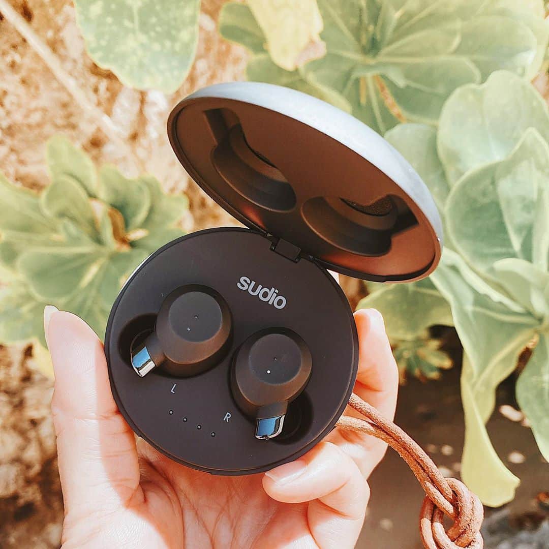 のインスタグラム：「@sudio さんから頂いた、Bluetoothイヤホン持ってビーチへ ♪♬🎶 色も迷ったけど、FEM BLACK にしました😎 丸っこくて可愛いし、初めて使うときもケースから出すだけで、接続簡単に出来たよ🧡 あと、ノイズキャンセリングが付いてるから音も凄くいいよ〜🥰 雨の日も大丈夫の防水性☔️ トレーニングにも良いと思うよ〜💪🏽 オススメ出来るからストーリーにも載せておくね〜🥳🥳🥳 15% のディスカウントコードを頂いたので良かったら使ってね❤️コード：asako15off #sudio #sudiomoments #bluetoothイヤホン #sudiofem #bluetoothearphone #石垣島 #沖縄 #islandlife #fortraining」