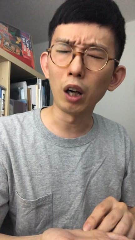 芦沢統人のインスタグラム：「お題をもらって即興ひとり芝居  ①かわいい新入生がいる噂を聞いて一年の教室を覗きにくる三年生  ②スタバのカップの大きさの呼び方知らない人  ③占いが当たってないのに、気が弱くて違うと言えない客  ④久しぶりに会った孫がヤンキーになってて戸惑うおじいちゃん  ⑤ドラゴンボールに憧れてこじらせた人  ⑥地味に知らないバンドでどうしていいかわからない人  ⑦やたら話しかけてくるタクシー運転手」