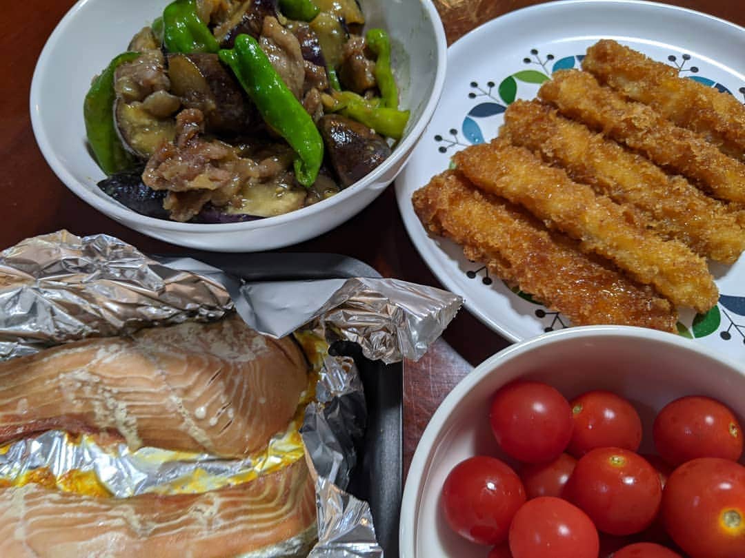 山部朱里のインスタグラム：「. . 【創作した昔話を話すと苦手な野菜も食べてくれるんです。頼りになる登場人物はなんでも拾い上げるスプーン王子です。】 ①久しぶり！イカフライ！ パルシステムさんの！イカフライ！ 300円くらいかな？甘辛の味付けが衣に染てて、じゅわっと広がるお味がいい。イカも大きくて柔らかい！レンジでチン！助かります。 ②ミニトマト 夜ご飯作る時間まで我が子たちとながーーいお昼寝してしまいまして(笑)ミニトマトどーん。 ③生鮭 ハナマサで買ってました！見てのとおり、魚用のホイルではなく、アルミホイルで焼いたためくっつきました。ズボラ出たー。フライパンでやったからかな。グリルにすればよかったかー。(魚用のホイルを買いましょう) ④豚肉茄子ピーマンの味噌炒め この味が好きすぎる。ハナマサで買ったこまぎれを、一口サイズに切って小分けにして冷凍しておいたあの時の私ありがとう。 お砂糖とお味噌のみ！お砂糖先にいれて、茄子の水分を待つ時が好き←なんのこっちゃ . . #おうちごはん  #お家ごはん  #ごはん #おかず #料理 #手料理 #簡単おかず #簡単レシピ #豚肉 #ハナマサ #パルシステム #イカフライ #生鮭 #ズボラ飯 #夕飯 #子育て #育児 #年子ママ #兄弟 #男の子ママ #年子 #ごちそうさまでした」