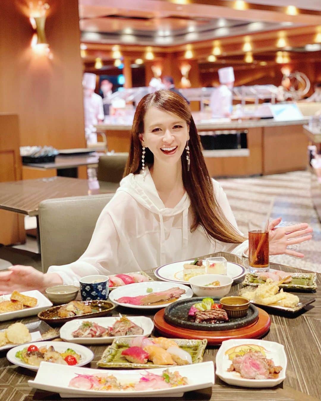 のインスタグラム：「#buffet #yokohamabaysheraton  横浜ベイシェラトンホテル&タワーズで 九州・大分フェア！座ったまんま、スマホでどんどん追加❗️新感覚のビュッフェでございます〜 @sheratonyokohama  ・ ・ 九州から直送！鮮魚や大分の豊美牛など、盛りだくさん。  ランチは70種以上、ディナーには100種以上が食べ放題でございます〜！  熊本和栗のモンブランや和栗クレープ🌰🌰フルーツやデザートも充実♡  ⭕️コロナ対策も万全の対策です お料理は、スマホでQRコードを読み取り注文し、お店の方が運んでくださいます。なので、座ったまんまでどんどんお料理が追加できちゃいます。  お人様との接触ナシ、トング共有もナシ。安心安全さを第一に考慮したニューノーマルビュッフェスタイルです！  ⭕️お料理も凝ってます。 例えばディナー限定「握り寿司」には、日本料理「木の花」料理長が監修された 横井醸造の赤酢シャリを。  そこに、大分県産の豊後アジ、福岡県産このしろ、佐賀県産 呼子の烏賊など全15品どれもが選び放題です！  大分とり天、宮崎チキン南蛮など 郷土料理も多種あります  ☺️✨大分県産 豊美牛の塩麴焼き、美味しかったなぁ〜  大分のブランド豚「米の恵み」ポークソテーも おかわりしたし、ホテル特製のローストビーフや点心、中華も！💪💓  それでもまだまだ食べきれないから、また伺いたいな♡  石原哲也総支配人、ご一緒したお友達と記念フォト♡お招き感謝でございます！  ⭕️New Normal オーダーブッフェ  グルメパレット ～九州・大分フェア  ■場所：オールデイブッフェ「コンパス」（2F） ■期間：2020年10月1日（木）～2021年1月8日（金） ※クリスマス特別営業日12/19～12/27、 お正月期間　1/1～1/3は季節限定メニュー ■時間： ランチ  平日：11:30～15:30  土日祝：11:00～16:00 ディナー  平日：17:30～21:30  土日祝：17:00～21:30 120分制(90分ラストオーダー)   ■料金：  ランチ平日 ：大人￥3,900  子供￥1,950 (4歳～12歳)　※70品以上  土日祝：大人￥6,980  子供￥3,490 (4歳～12歳)　※100品以上 　　　　　 ディナー  大人￥6,980 子供￥3,490 (4歳～12歳)　※100品以上 　※上記クリスマス特別営業日、 お正月期間は特別料金  @sheratonyokohama   #横浜ベイシェラトン #横浜ベイシェラトンアンドホテルタワーズ#ホテルスイーツ#ホテルブッフェ#横浜 #横浜駅 #シェラトン  #食欲の秋 #ブッフェ#横浜ホテル #大分#フェア#モンブラン#鮨#sheratonyokohama #yokohamabaysheraton #sheraton #sheratonhotels #yokohama #hotellounge #sweets #sweetslovers #instasweets #sweetsbuffet #pr」