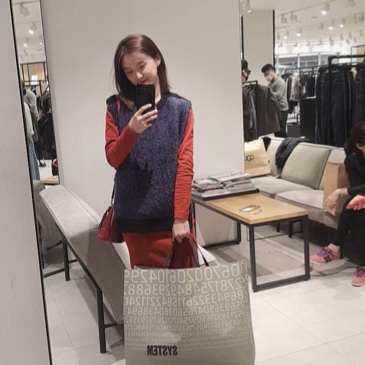 イヨンさんのインスタグラム写真 - (イヨンInstagram)「#shopping  공연 무사히 끝나고 휴식🌱 feat.좋아하는 언니들과 함께🖤」10月5日 0時27分 - e_young0816