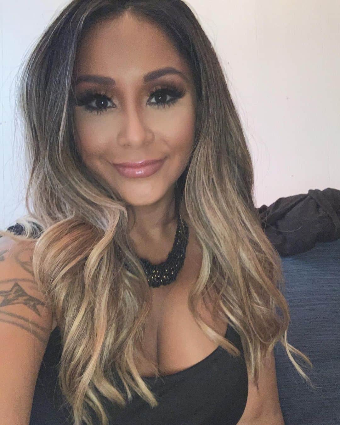 ニコール・ ポリッツィのインスタグラム：「GLAM BY SQUIRREL @misterp79 🔥 🎥」