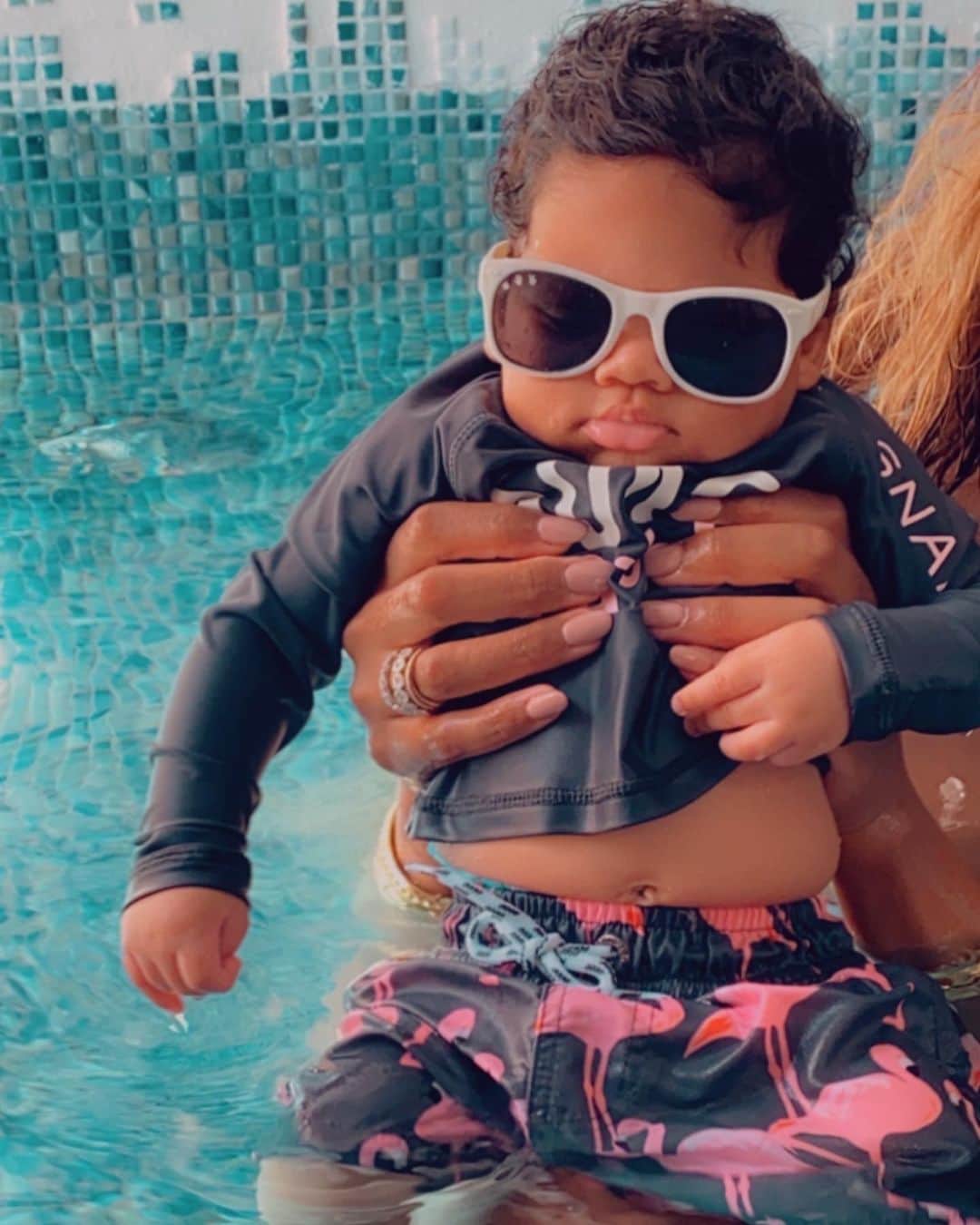 のインスタグラム：「Game Day vibes. Wins 1st time swimming! Lookin like Daddy 😎」