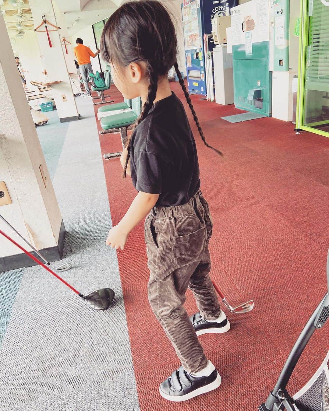 木内江莉のインスタグラム：「打ちっぱなしはじめました🏌️‍♀️  #4歳 #インドネシア #クォーター #長女 #golf#ゴルフ #打ちっぱなしデビュー」
