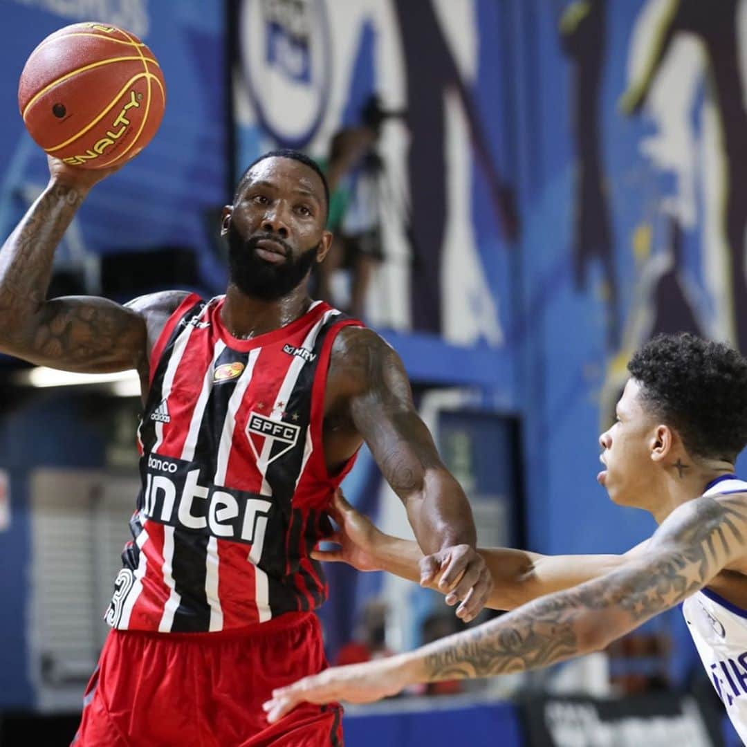 São Paulo FCさんのインスタグラム写真 - (São Paulo FCInstagram)「🏀 O Tricolor estreou com vitória no Paulista de Basquete, neste domingo, superando o Pinheiros, por 78x68, fora de casa!   📸 Ricardo Bufolin/ECP  #BasqueteTricolor #VamosSãoPaulo 🇾🇪」10月5日 0時47分 - saopaulofc