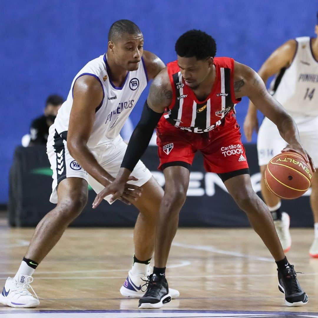 São Paulo FCさんのインスタグラム写真 - (São Paulo FCInstagram)「🏀 O Tricolor estreou com vitória no Paulista de Basquete, neste domingo, superando o Pinheiros, por 78x68, fora de casa!   📸 Ricardo Bufolin/ECP  #BasqueteTricolor #VamosSãoPaulo 🇾🇪」10月5日 0時47分 - saopaulofc