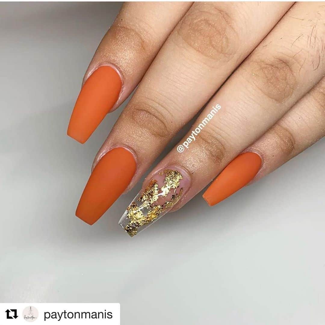 Nail Designsさんのインスタグラム写真 - (Nail DesignsInstagram)「Credit: @paytonmanis  ・・・ The perfect fall orange does exist 🤩 Orange You Glad from @bioseaweedgel ! Every year right before fall starts I order 2-3 new bottles because my clients LOVE this color, & so do I 😍🍂🍁」10月5日 0時49分 - nailartfeature