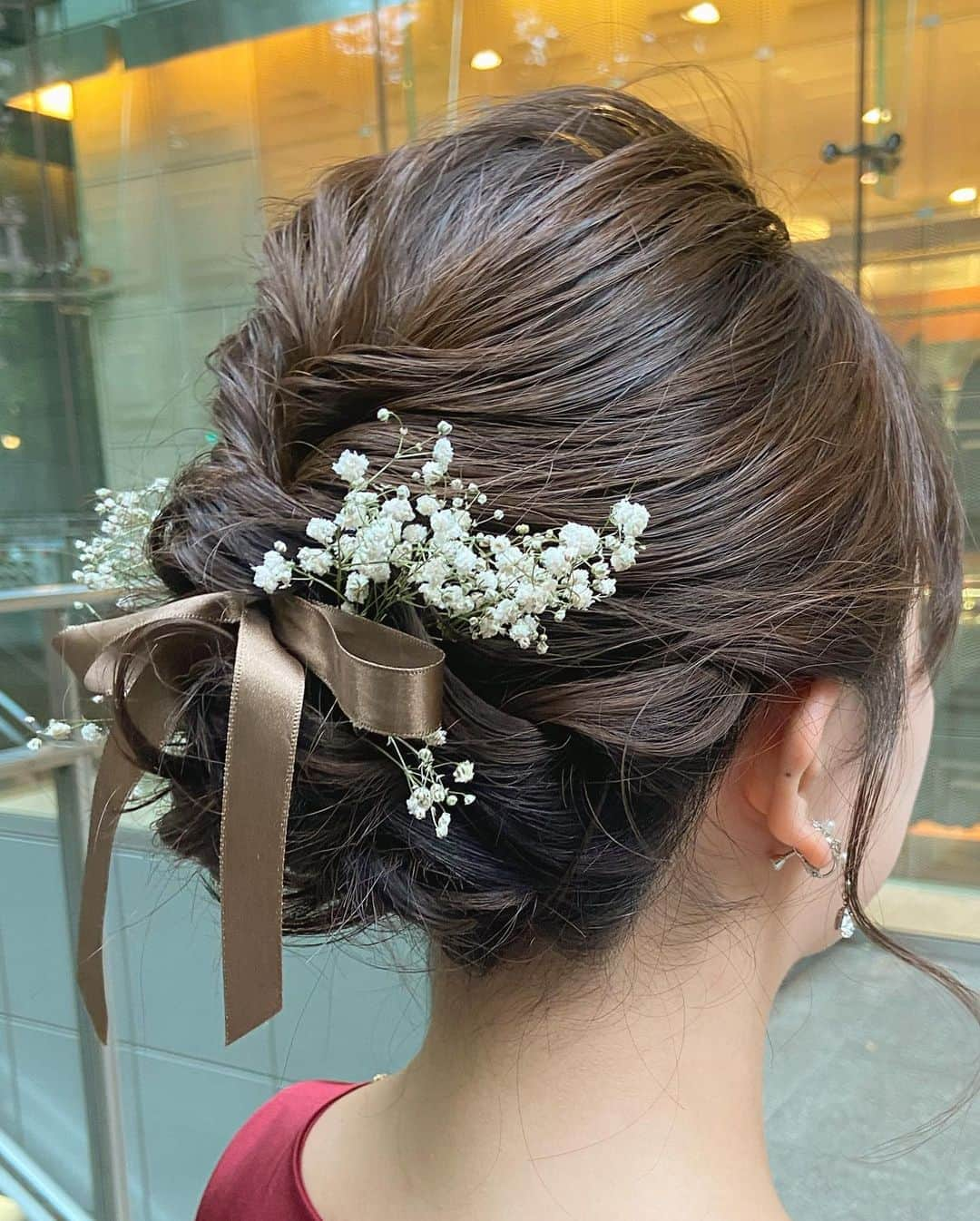 樋口花果のインスタグラム：「hair arrange🧸💍🤍  今日はお世話になっている minx青山でヘアアレンジしてもらいました🌿  みやさん(@miya__akatsu )の アレンジ可愛すぎです（ ; ; ） 本当にありがとうございます💓  アットホームな雰囲気で いつも迎えてくださるminxが 好きすぎて、、、 スリーショット載せちゃいます🤳🧡笑  本当にありがとうございました😽  @minxaoyama_official   #hairarrange  #hairsalon  #minxaoyama  #お呼ばれヘア  #ドレス  #ヘアアレンジ  #ヘアスタイル  #表参道 #表参道美容室」