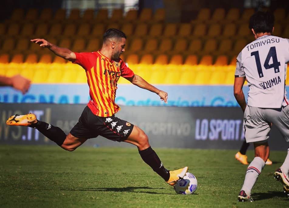 イアゴ・ファルケ・シルバのインスタグラム：「Contento per il mio esordio e felice per i 3 punti @beneventocalcioofficial 👏🏻💪🏼」