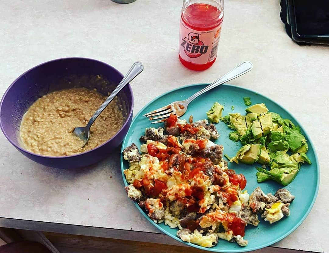 ランス・アーチャーさんのインスタグラム写真 - (ランス・アーチャーInstagram)「Obligatory food pic. Because ppl dig em. 😂 . #breakfast #eggs #groundturkey  #oatmeal #avacado #picante  #gains」10月5日 0時53分 - lance_hoyt