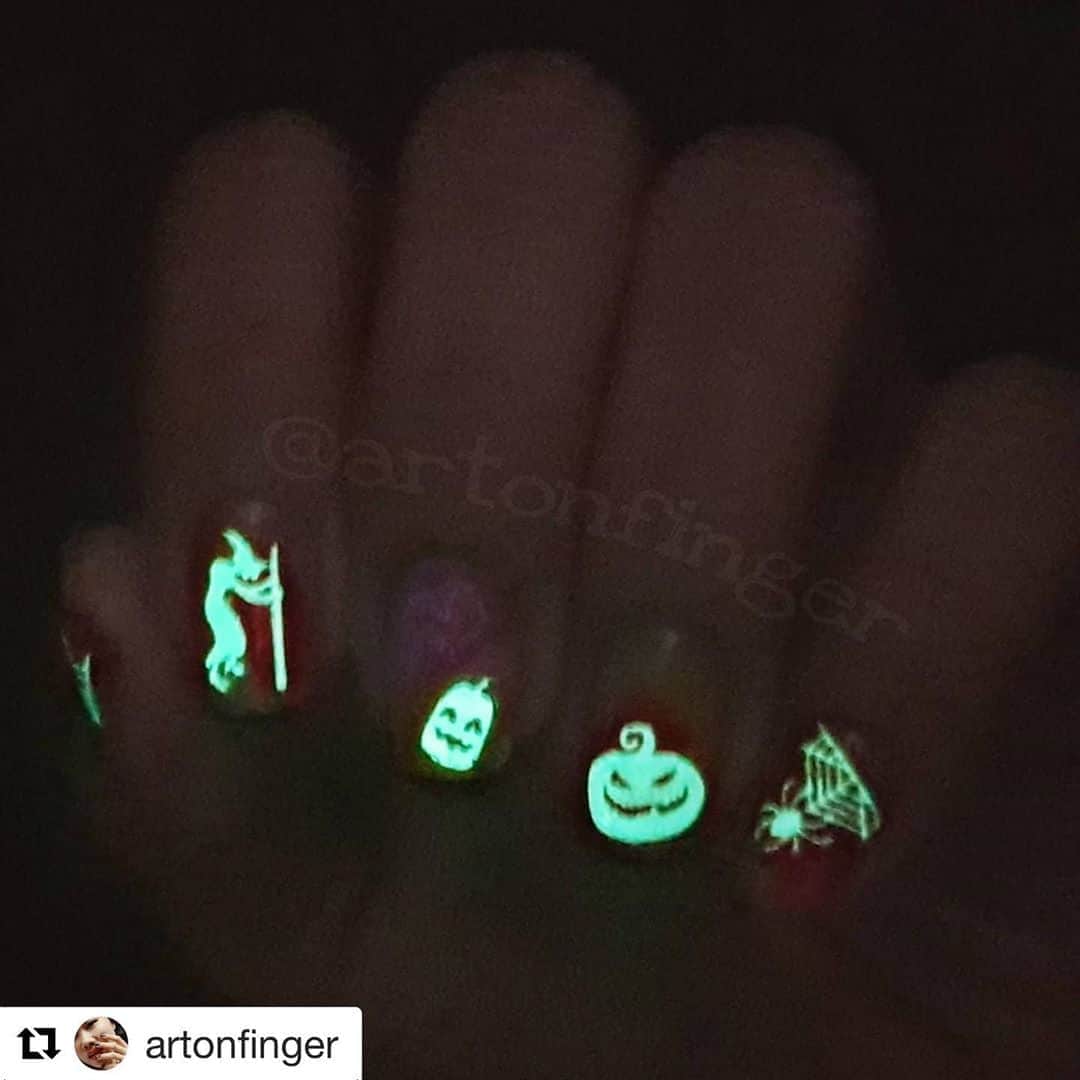 Nail Designsさんのインスタグラム写真 - (Nail DesignsInstagram)「Credit: @artonfinger  ・・・ Wicked  My entry for #glamnailschallengeoct #nailartpromotechallenge #pumpkin   Thanks to @bornprettystore #bornprettystore for this cute Halloween grow in the dark sticker Product ID 50284. They shine so bright in the dark 😄😄  ➡️ Swipe to see them in daylight and find it from www.bornprettystore.com using my discount code CHUTX31   #artonfinger #nailitdaily #halloweennails #halloween #growinthedark #nailsticker #witches #spider #spiderweb #pumpkins #nails2inspire #nailspafeature #nailsmagazine」10月5日 0時56分 - nailartfeature