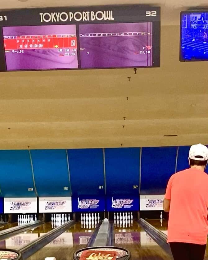 黒田アーサーのインスタグラム：「今日はボウリングの練習🎳でした。1フレから8フレまで連続ストライク‼️初の9コールかと思いきや、ボールを右に出してしまいノーヘッドの8ピン😂💦でもまだベストスコアがある！ガッカリした気持ちを立て直し…結果は267。265から2ピンだけベスト更新😉✌️せめて270点台には載せたかったなあー😭まだまだ頑張りまーす！！😉👍 #9コールまであと少し #残念 #それでもベスト更新 #でもくやしいね  #bowling #ボウリング #東京ポートボウル #公式アンバサダー #黒田アーサー」