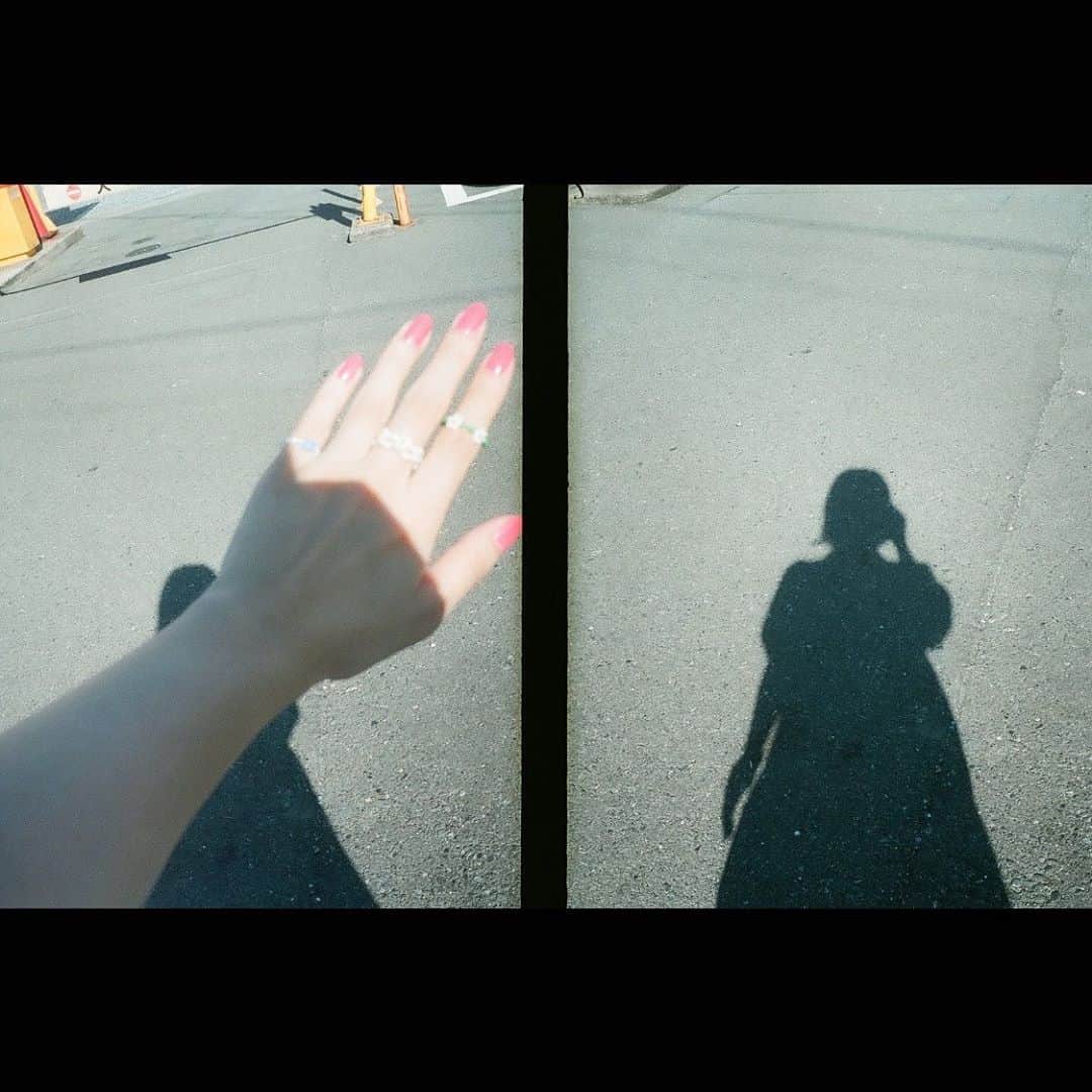 美山加恋のインスタグラム：「今日はじめてカツオを捌いたんだけど、  身はボロボロだし、三枚おろしできたはいいけど骨に身がつきまくってるし、皮引きもガッタガタだし、 大失敗。笑  あと手がくっっっさっ😂  なかなか気まぐれクックさんみたいにはいかなかったです。  写真はとらなかった。  つぎがんばろ。  とゆうことで、#1億円のさようなら  第2話ありがとうございました🙂  次のお話、個人的にもぜひみていただきたい…‼︎ よろしくお願いします！！！」